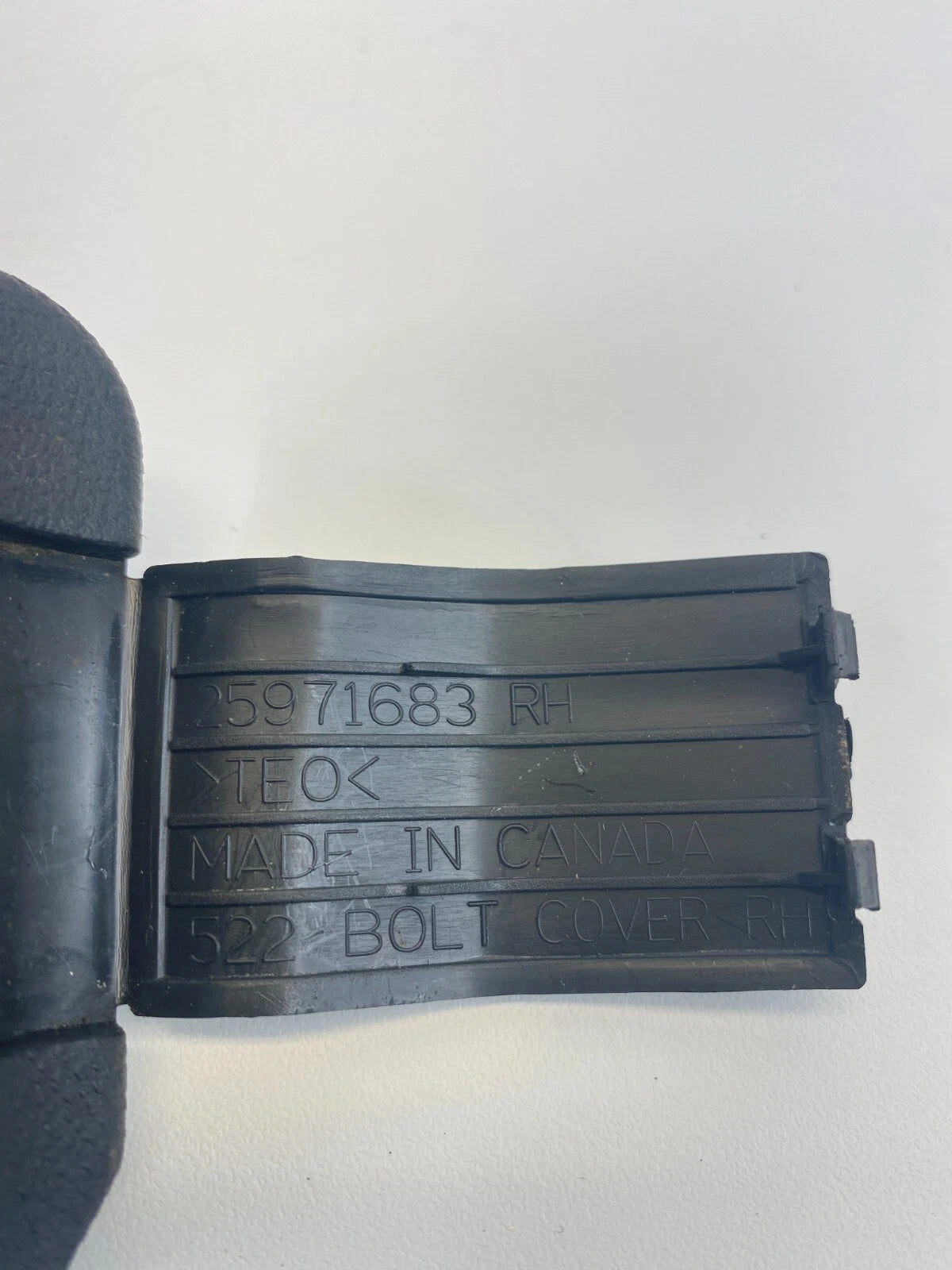 2010-2017 CHEVROLET EQUINOX CENTER CONSOLE LOWER RIGHT SIDE BOLT CAP 25971683