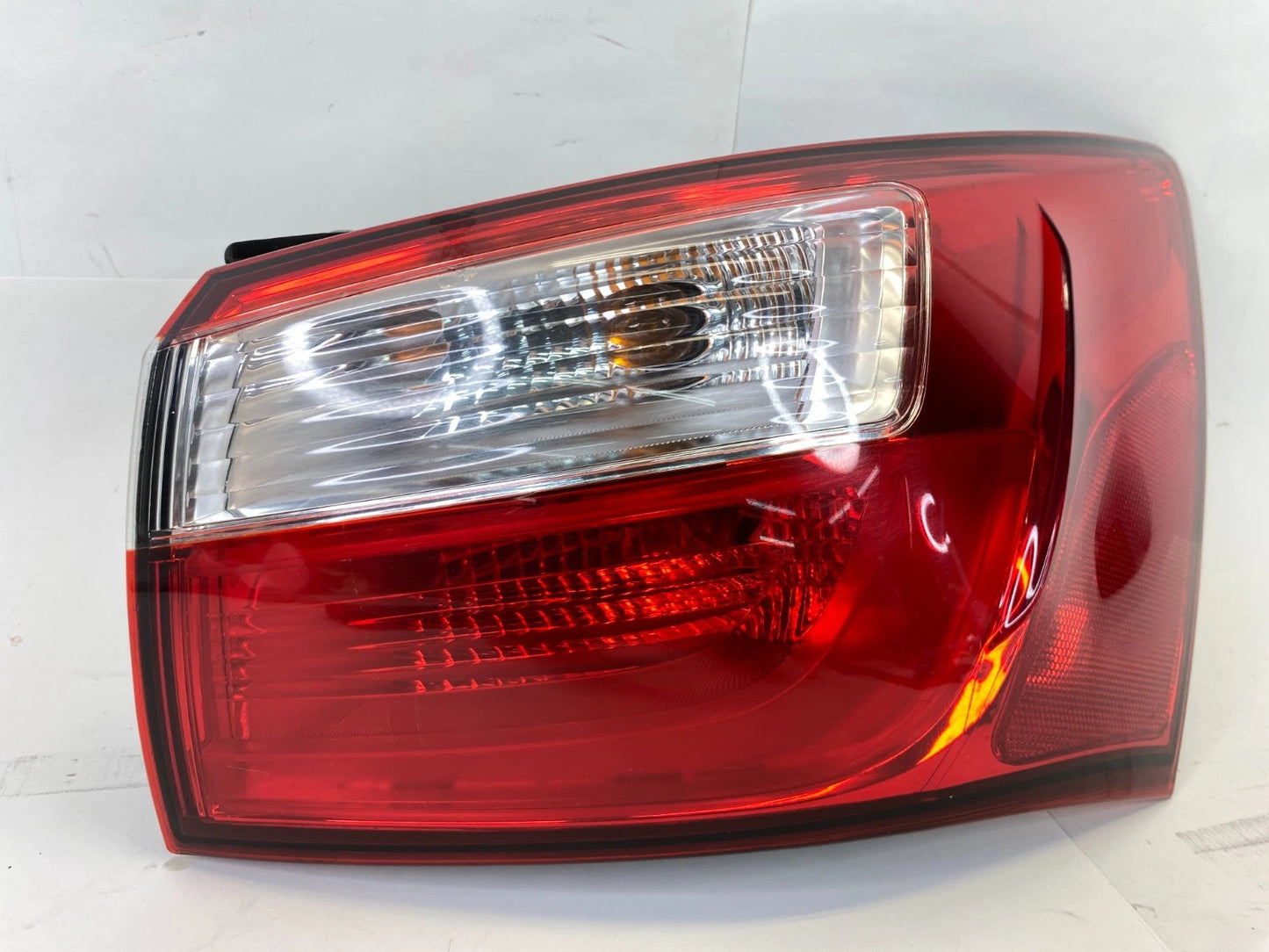 2012-2017 KIA RIO REAR RIGHT PASSENGER OUTER TAIL LIGHT LAMP UNIT 92402-1W0 OEM