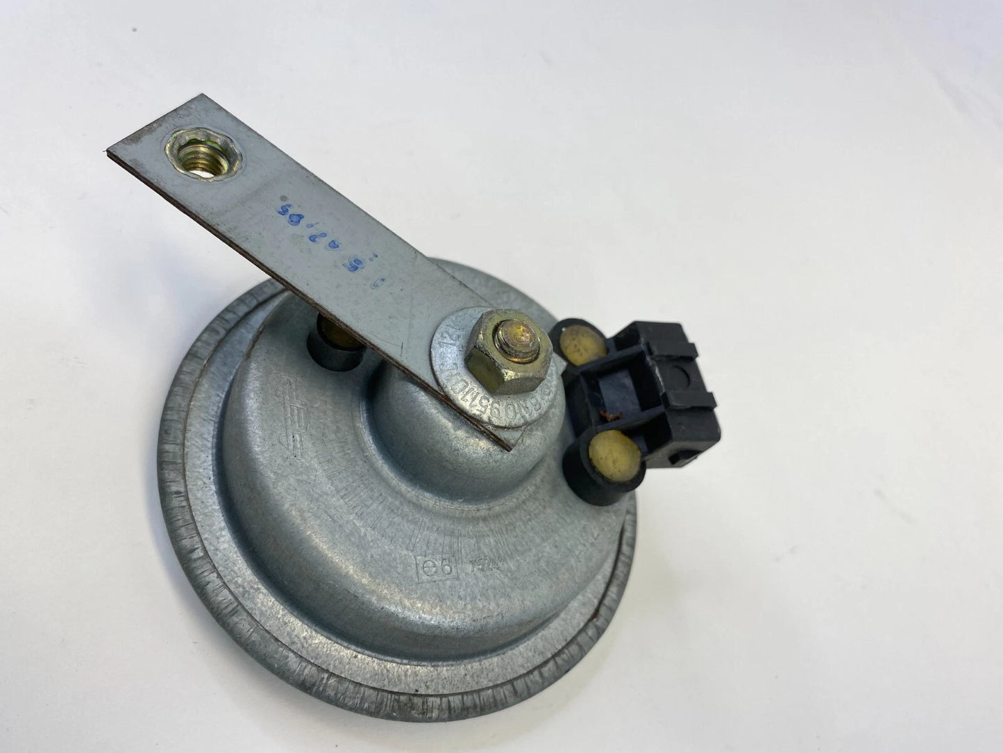 1999-2005 VOLKSWAGEN JETTA SEDAN ALARM SIREN HORN WITH BRACKET E67524 OEM