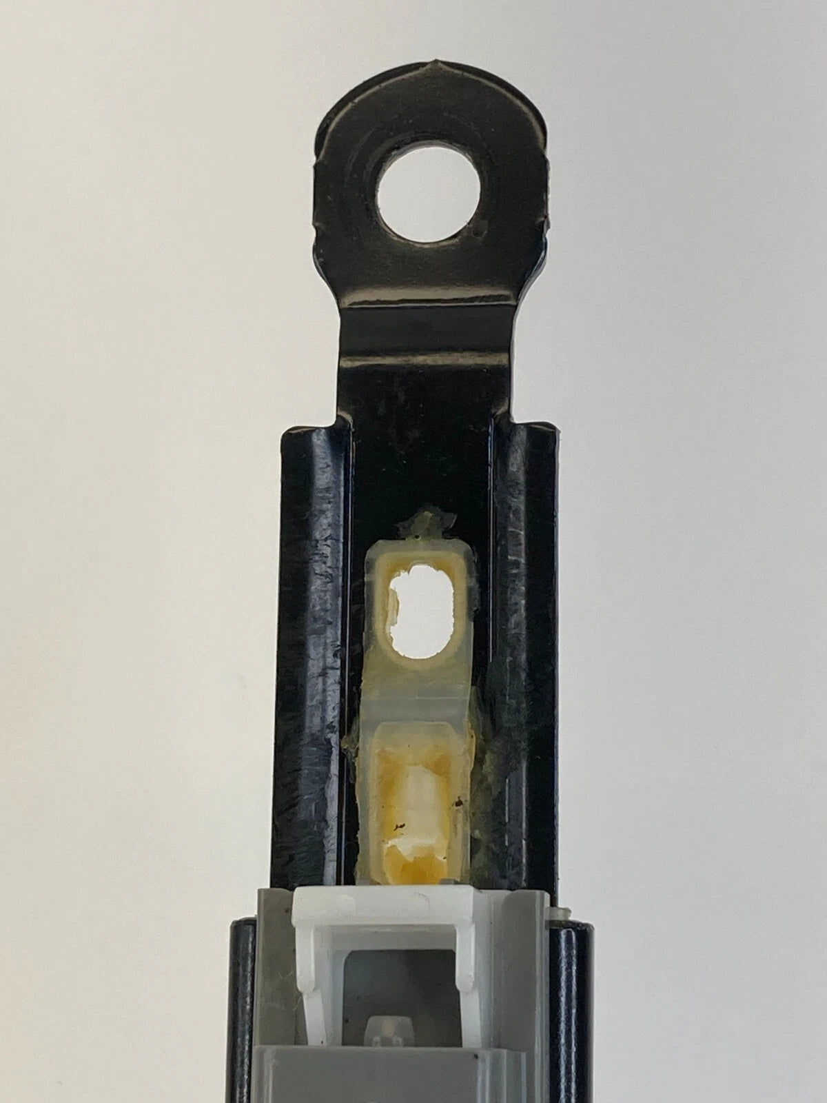 12-17 HYUNDAI ACCENT FRONT RIGHT PASSENGER SIDE SEAT BELT HEIGHT ADJUSTER OEM