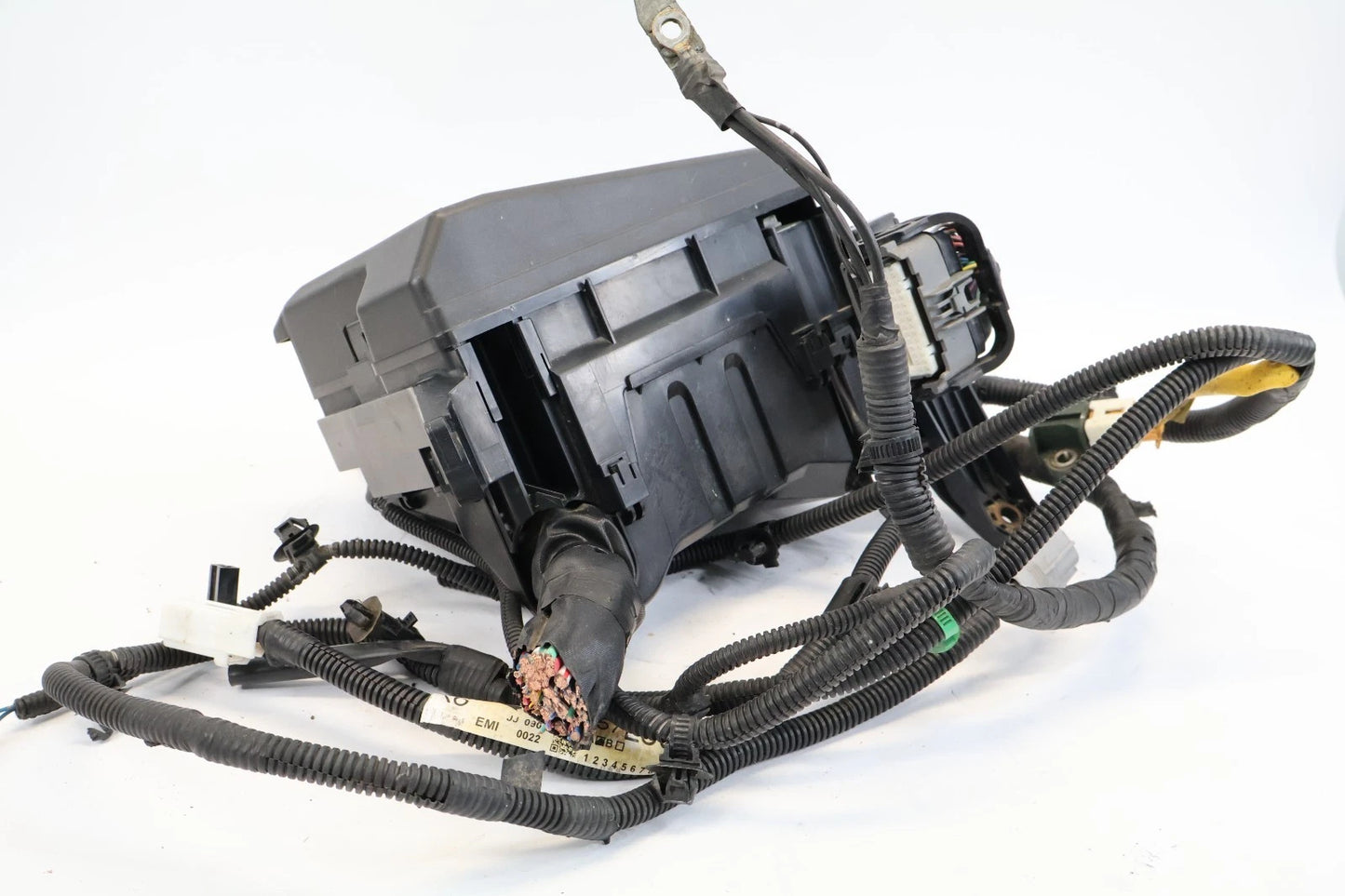 2010-2013 SUZUKI KIZASHI 2.4L ENGINE FUSE BOX JUNCTION BLOCK UNIT 36068-57L60