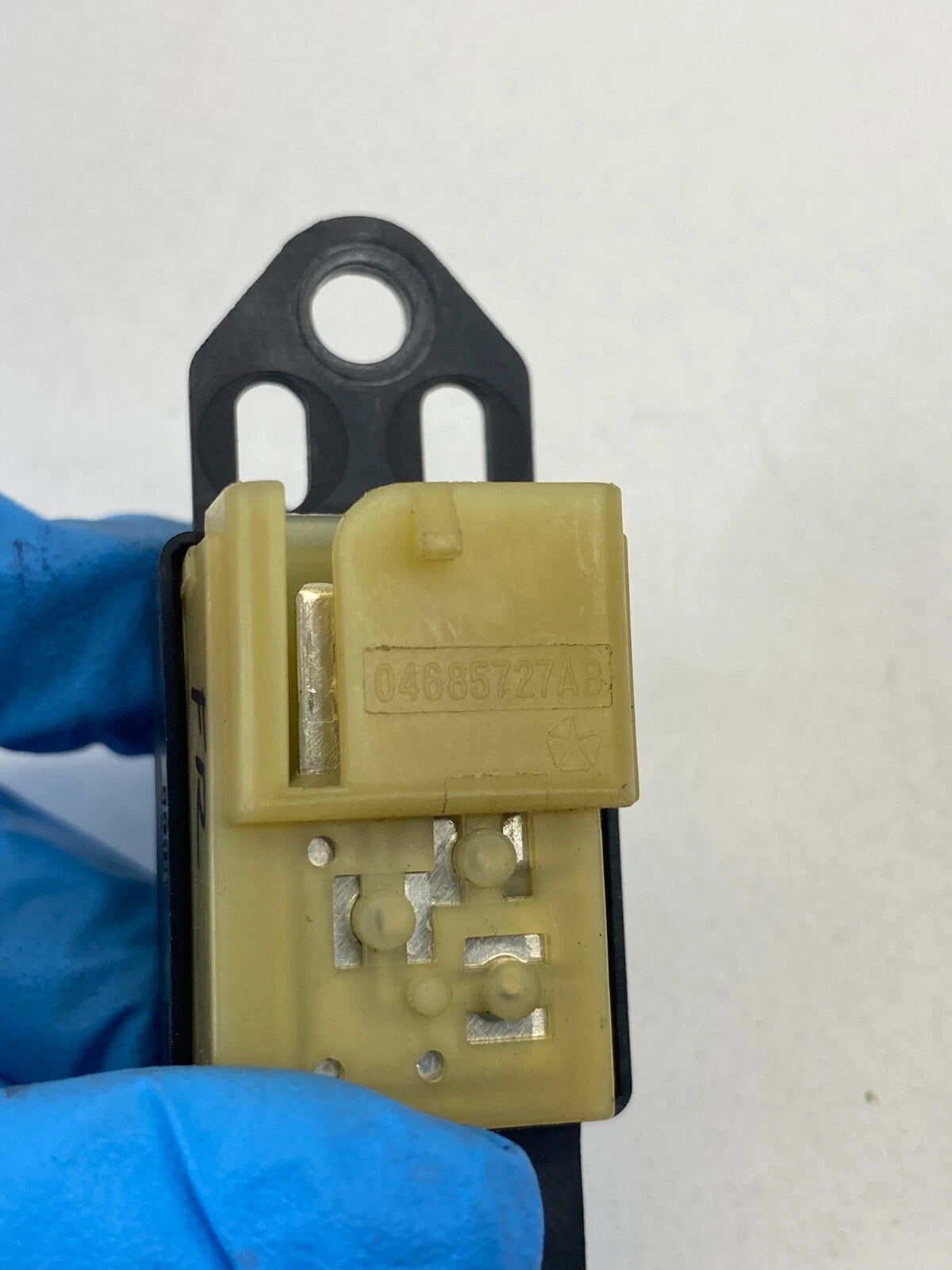 01-07 DODGE GRAND CARAVAN FRONT RIGHT SIDE DOOR LOCK CONTROL SWITCH 04685727AB