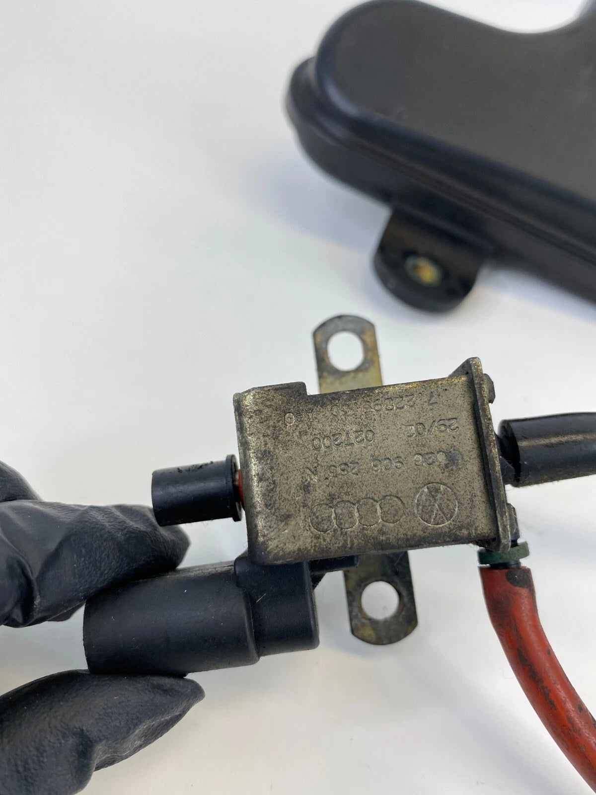 98-06 VOLKSWAGEN BEETLE VACUUM RESERVOIR TANK W/ SENSOR VALVE 06A-131-541 OEM