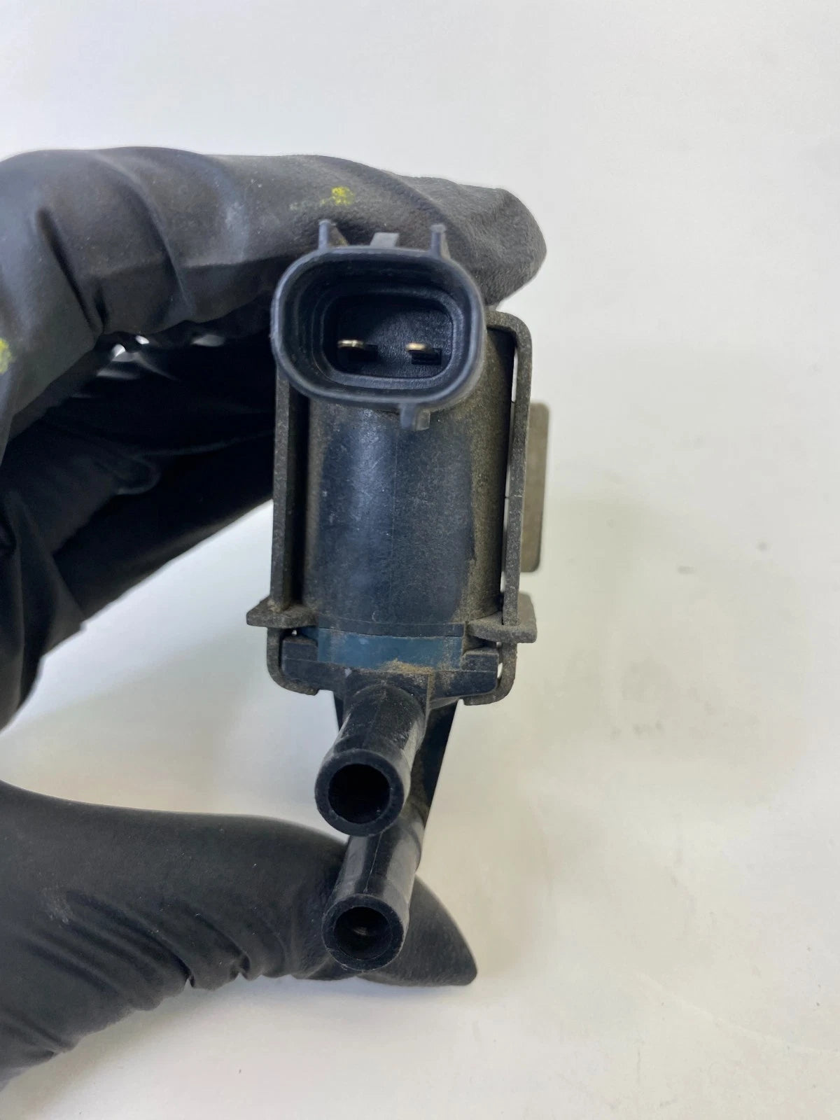 96-00 TOYOTA 4RUNNER VAPOR CANISTER PURGE SOLENOID VALVE SWITCH 25860-75160 OEM