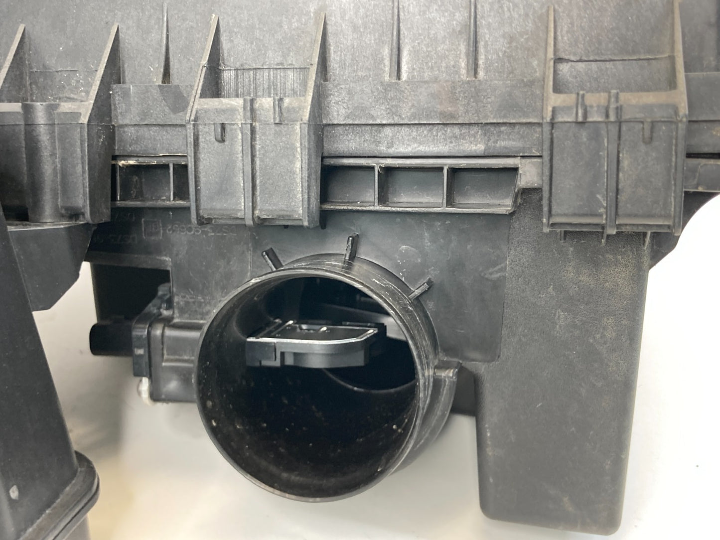 2014-2016 Ford Fusion 2.5L FWD Air Intake Cleaner Box Filter Assembly OEM