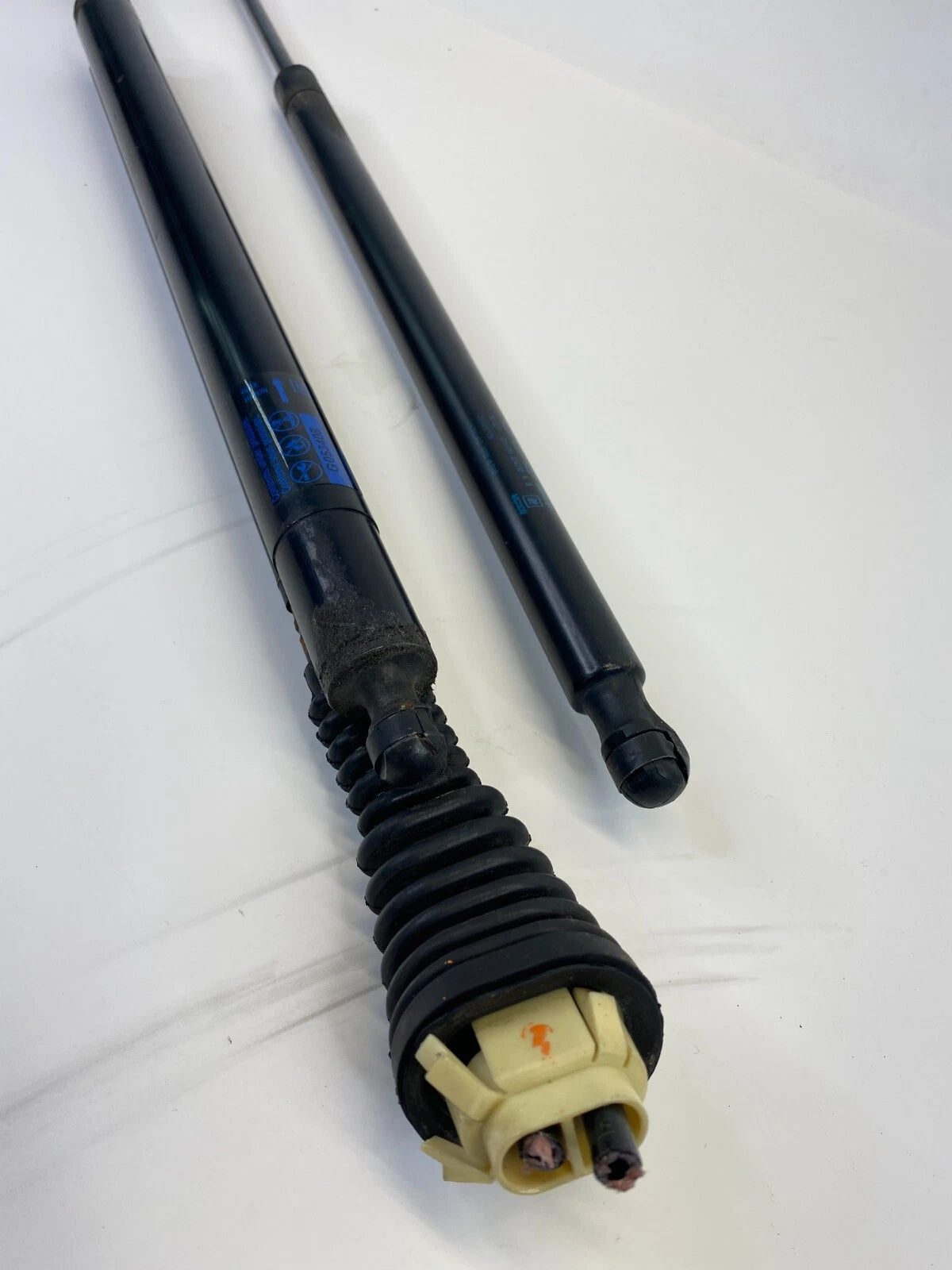 10-16 CADILLAC SRX TAILGATE LIFTGATE ACTUATOR LIFT STRUT CYLINDER PAIR 20928645