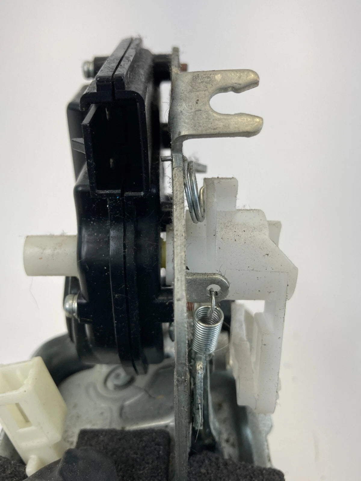 2009 2010 09 10 DODGE JOURNEY REAR TRUNK LIFTGATE LOCK LATCH ACTUATOR RELEASE