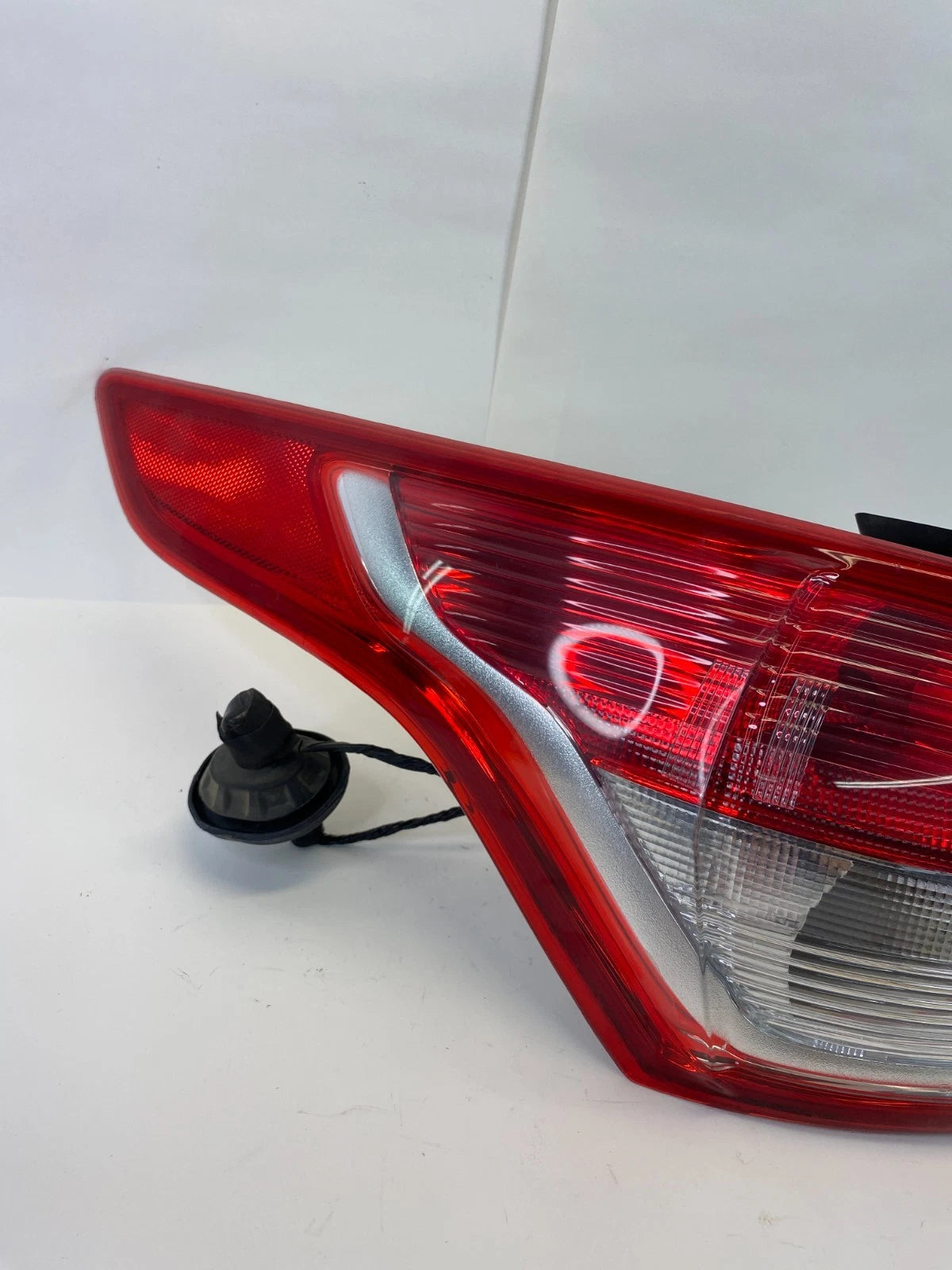2013-2016 FORD ESCAPE LEFT REAR OUTER TAILLIGHT LAMP ASSY CJ54-13405-A OEM