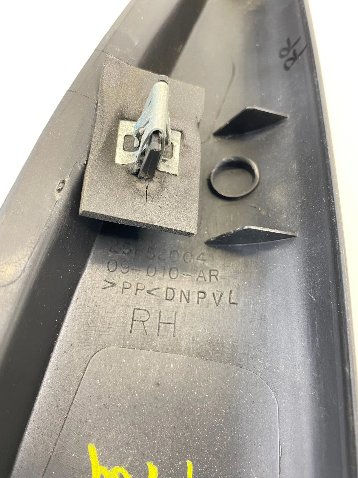 2009-2012 CHEVROLET TRAVERSE REAR RIGHT DOOR INNER FRAME CORNER COVER 25852004
