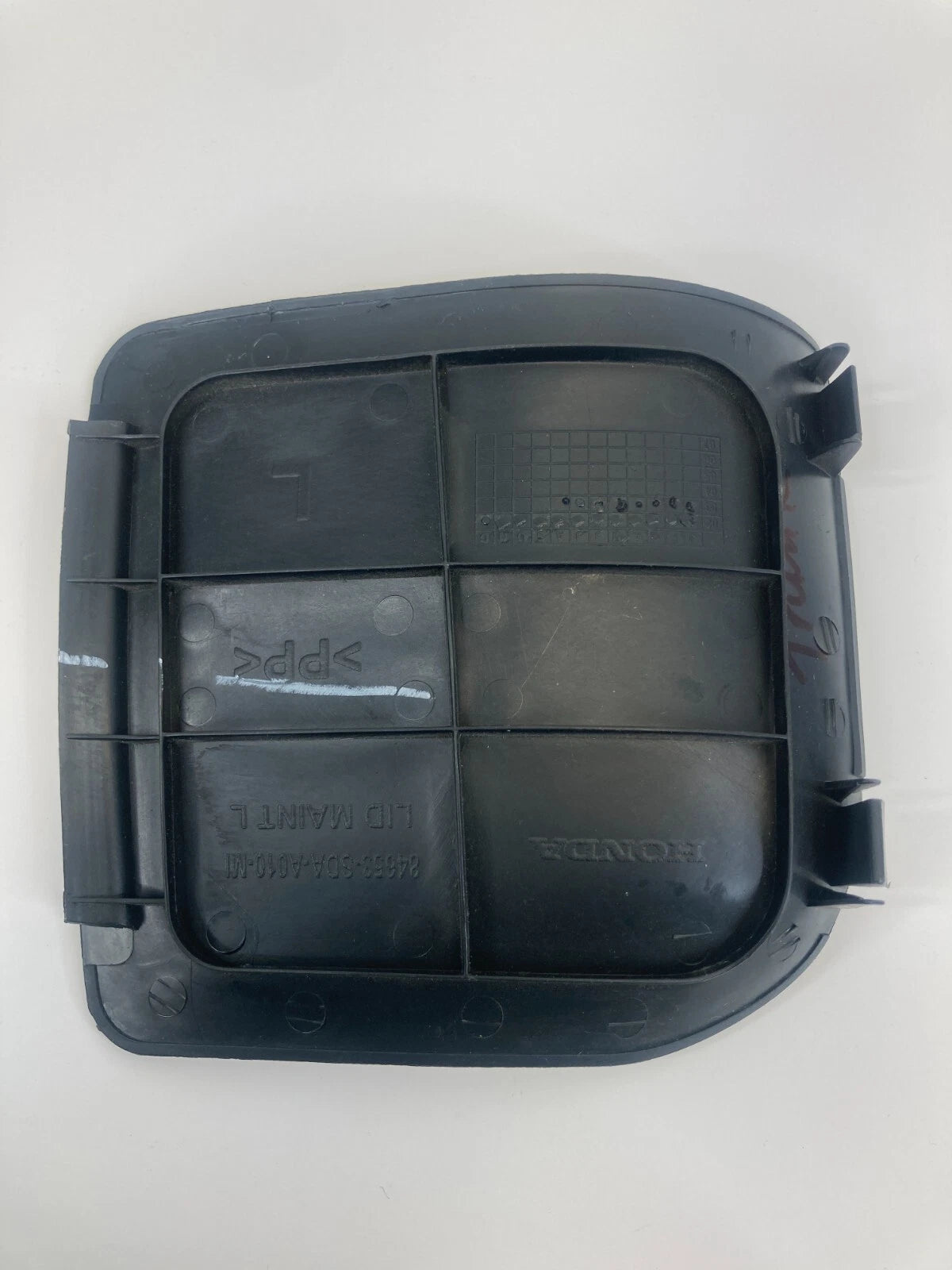 2003-2005 HONDA ACCORD REAR LEFT SIDE INNER TAIL LIGHT SCREW TRIM COVER OEM