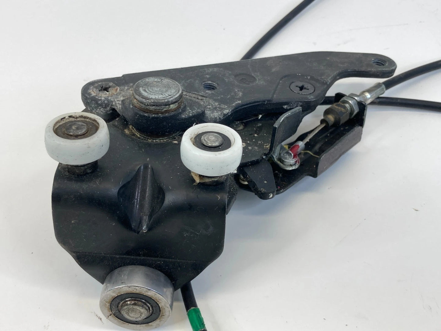 05-10 HONDA ODYSSEY RIGHT PASSENGER SLIDING DOOR LOWER ROLLER LATCH W/ CABLE OEM