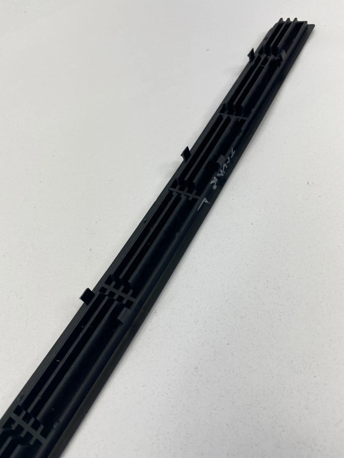 2006-2010 MERCEDES-BENZ R350 REAR LEFT QUARTER PANEL TRUNK AIR VENT DEFROST TRIM