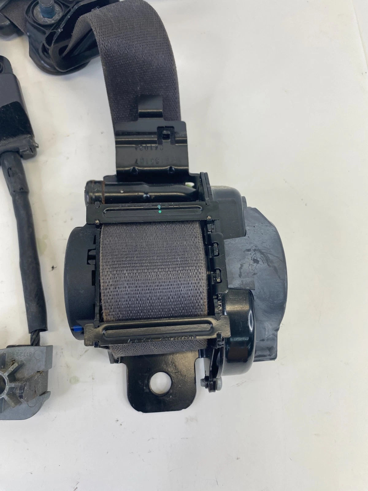 11-17 BUICK ENCLAVE FRONT RIGHT SIDE SEAT BELT RETRACTOR & PRETENSIONER 15903263