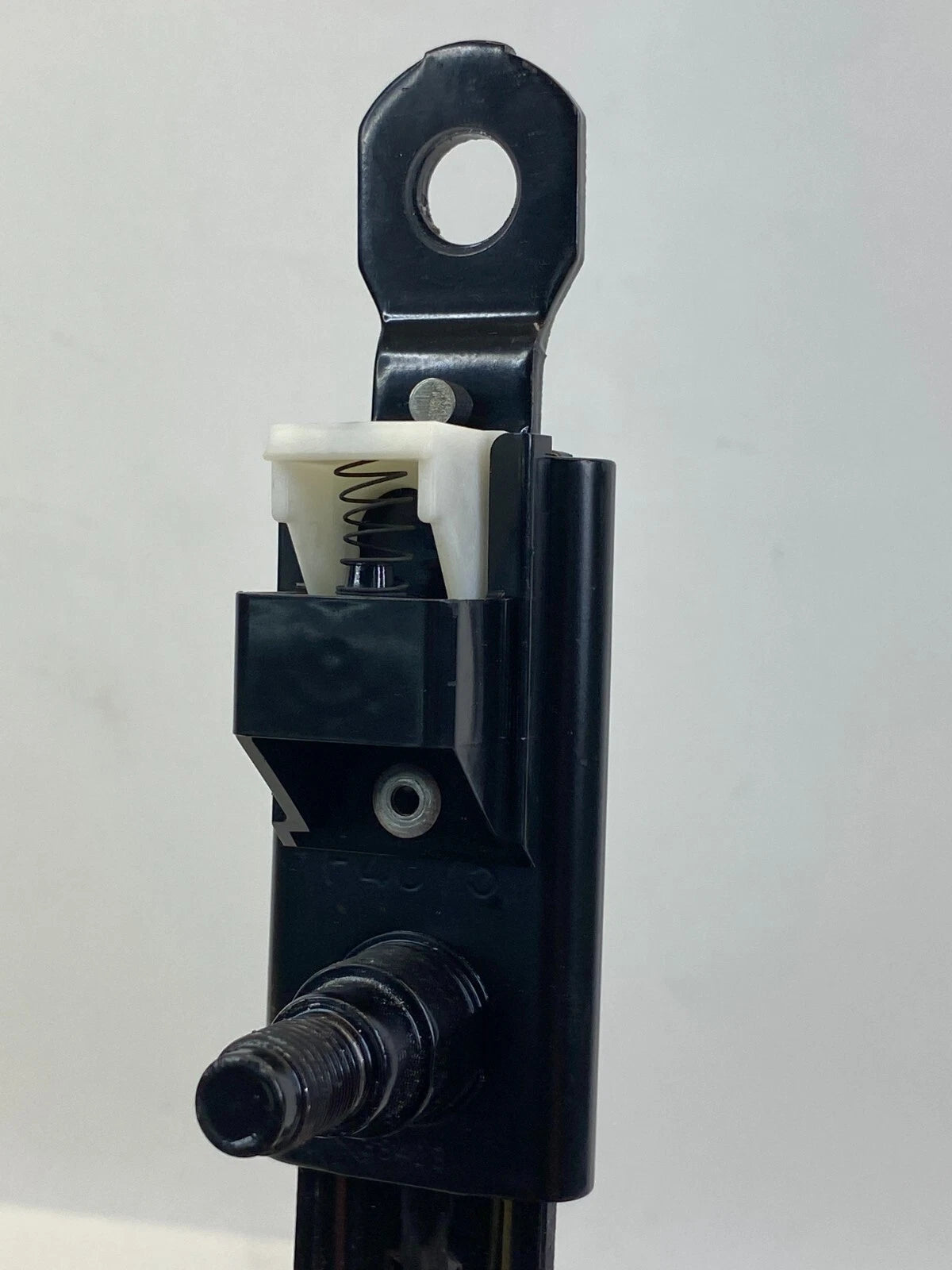 2006-2010 HYUNDAI SONATA SEDAN FRONT RIGHT SIDE SEAT BELT HEIGHT ADJUSTER OEM