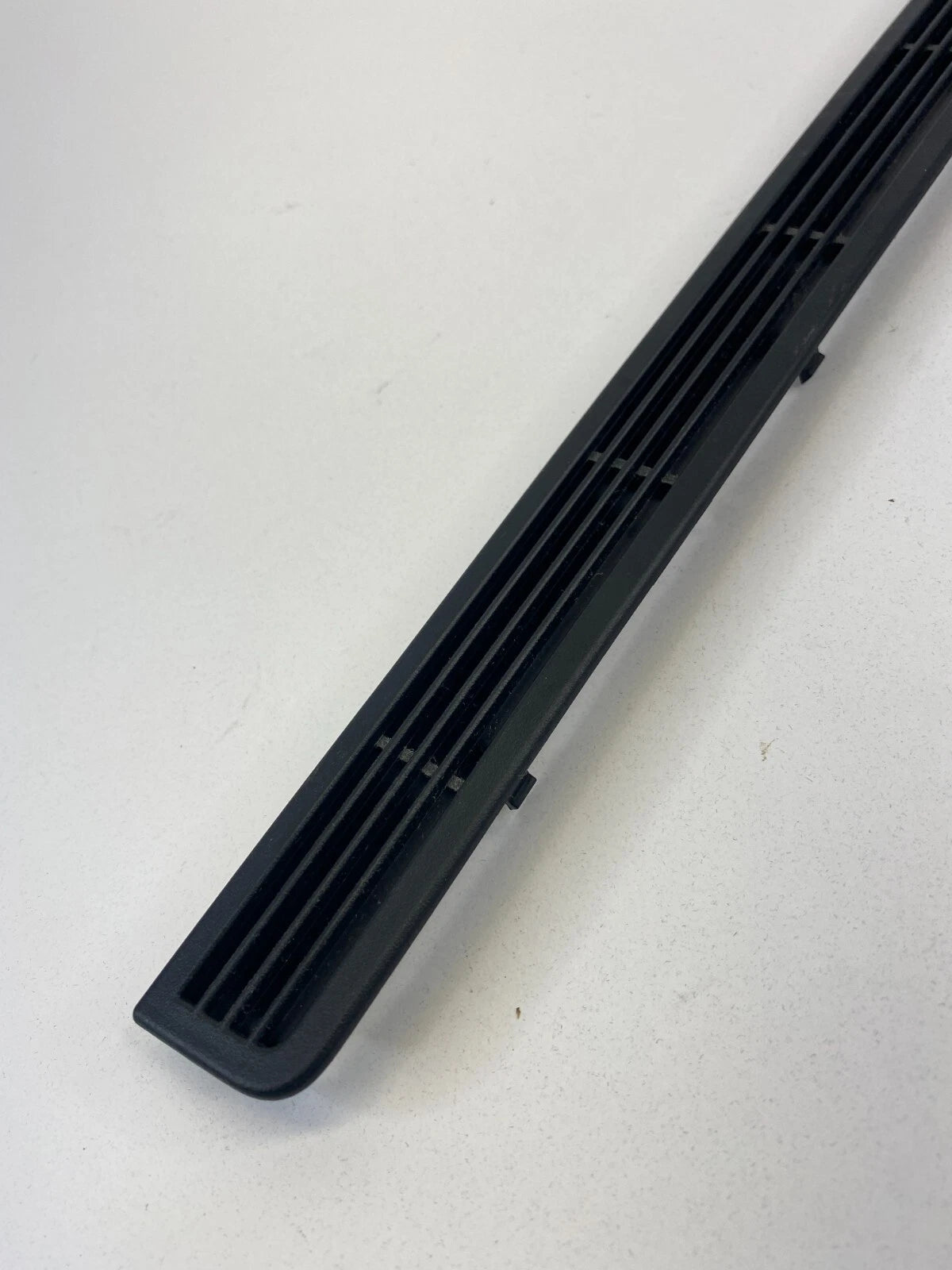 06-10 MERCEDES-BENZ R350 REAR RIGHT QUARTER PANEL TRUNK AIR VENT DEFROST TRIM