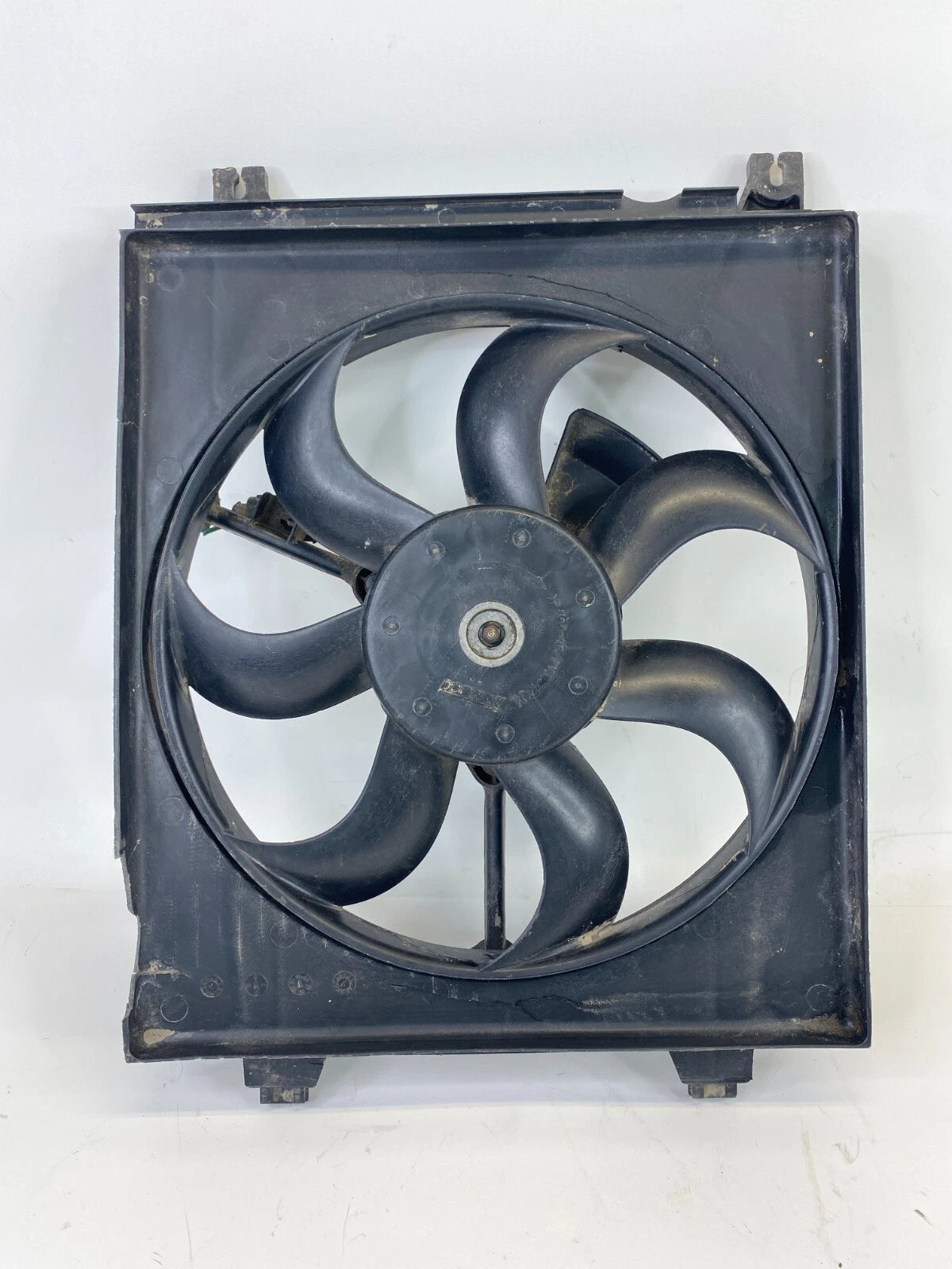 2004 04 KIA CERATO ENGINE RADIATOR COOLING FAN MOTOR ASSEMBLY 97730-2FXXX OEM