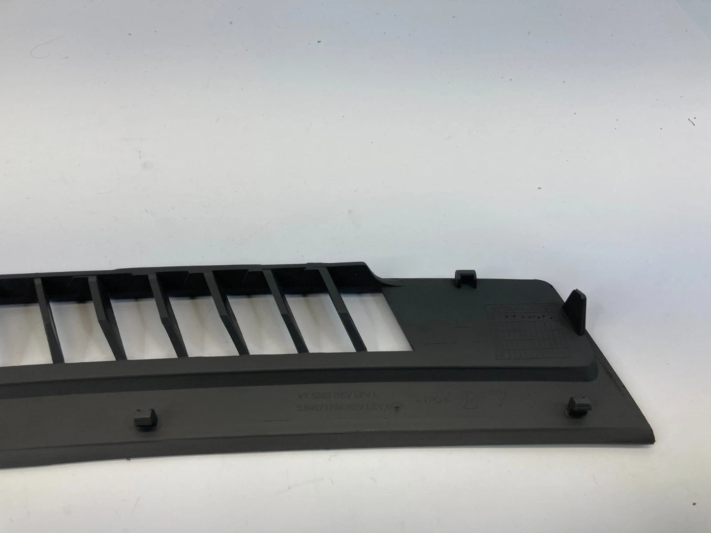 05 06 JEEP GRAND CHEROKEE UPPER LEFT DASH DEFROST GARNISH VENT COVER 5JM67TRM