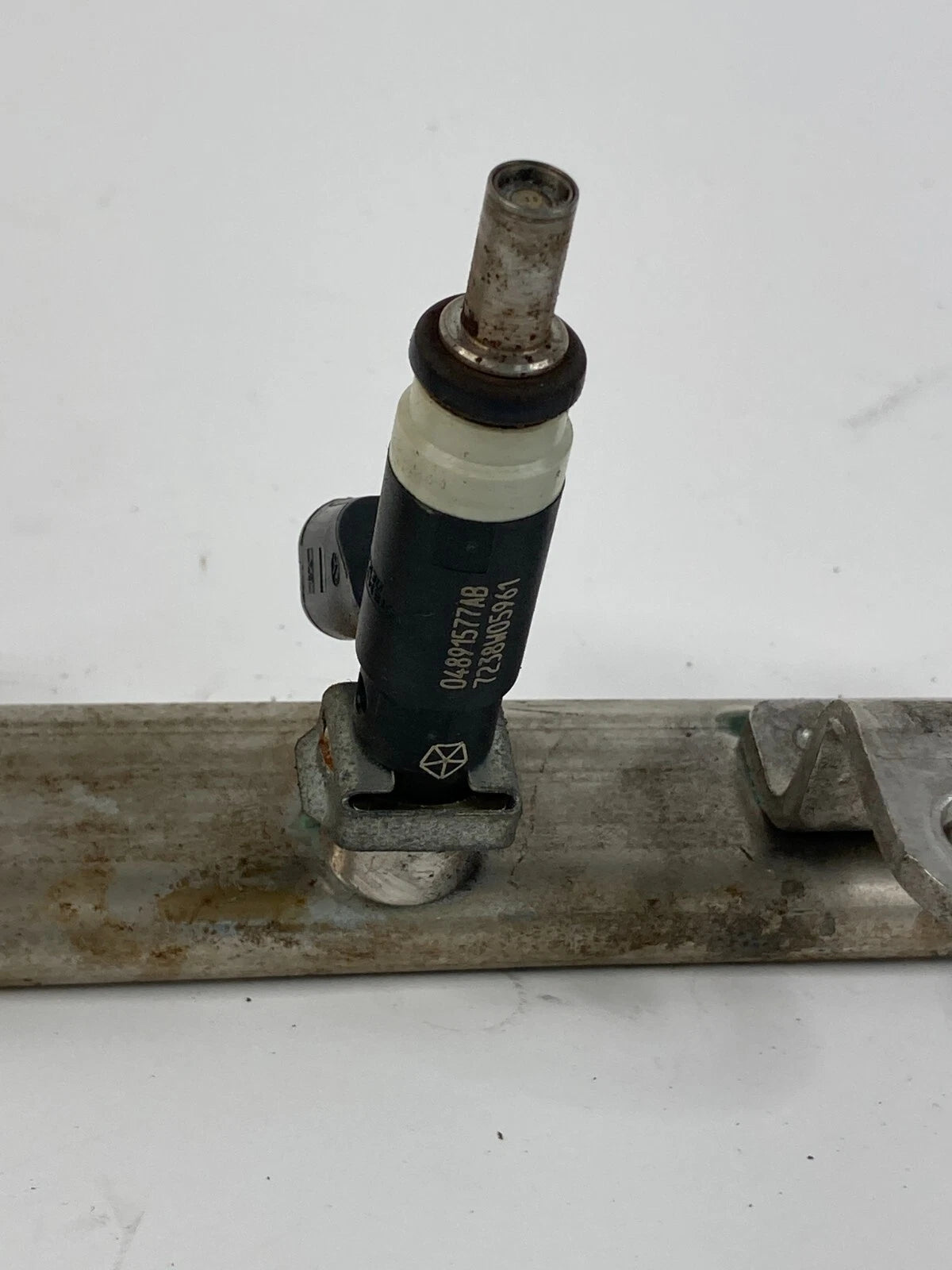 2008-2014 DODGE AVENGER 2.4L A/T FUEL INJECTOR RAIL SET 04891577AB OEM