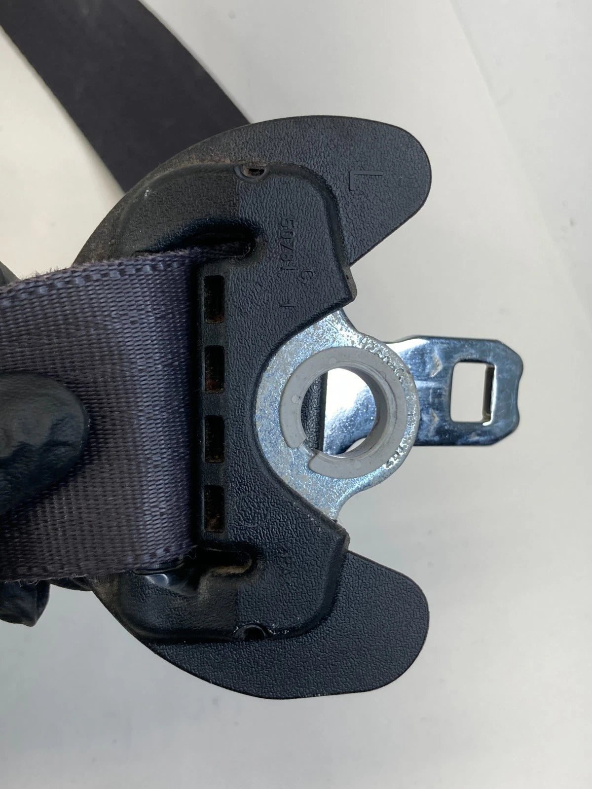 2009 2010 TOYOTA MATRIX FRONT LEFT DRIVER SIDE SEAT BELT RETRACTOR BLACK OEM