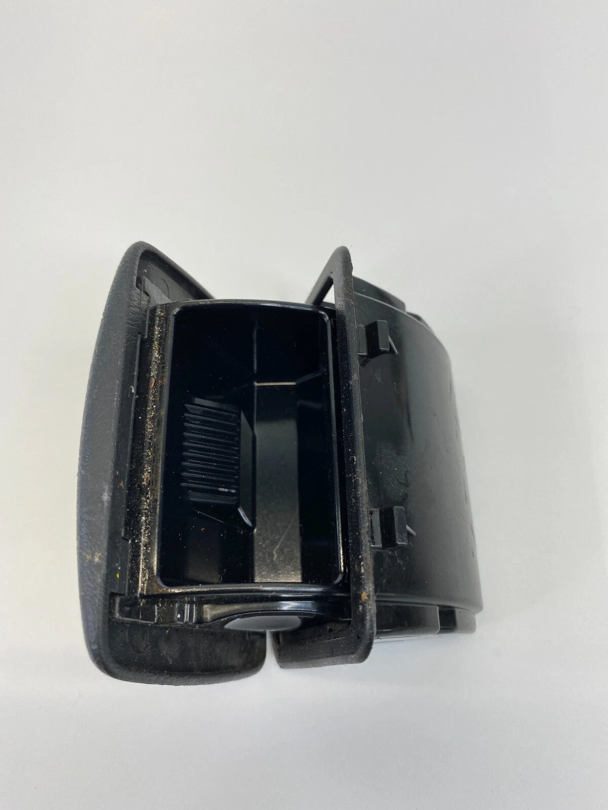 04 05 TOYOTA RAV4 CENTER CONSOLE REAR ASHTRAY RECEPTABLE RETAINER 74135-20090