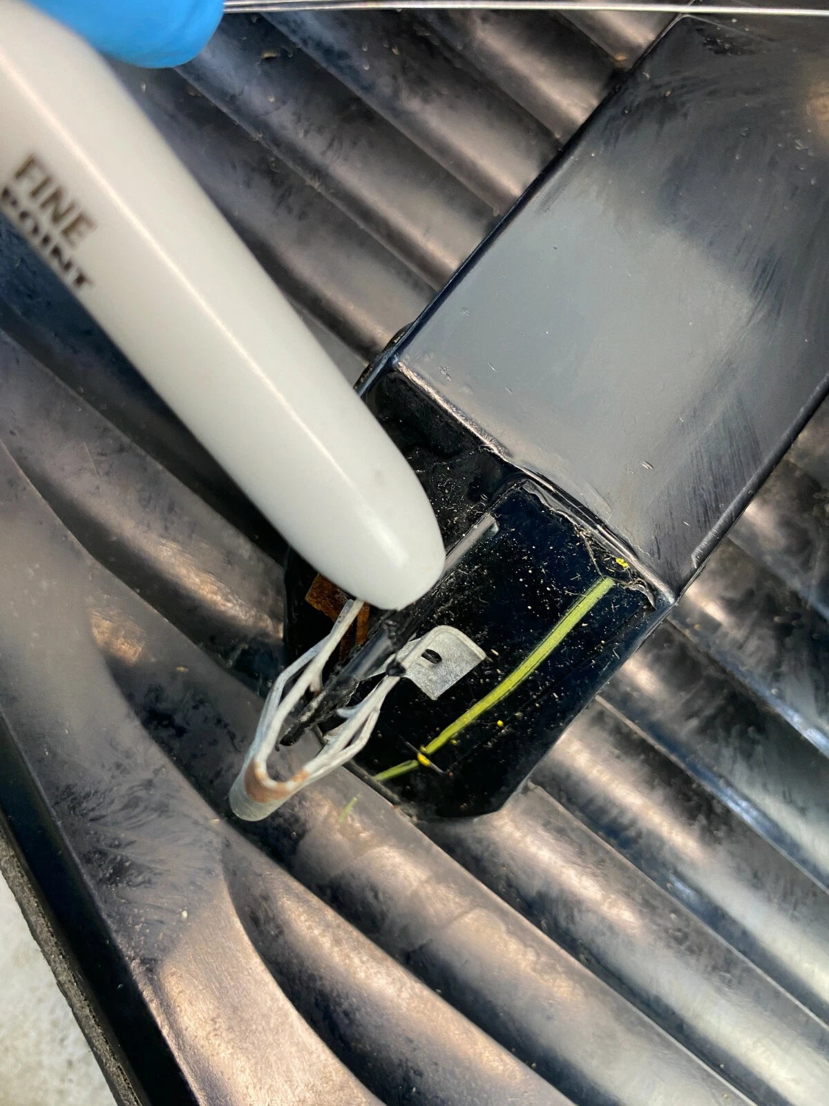 1999-2003 FORD WINDSTAR REAR RIGHT SIDE TAILLIGHT TAIL LAMP YF22-13B504-B OEM