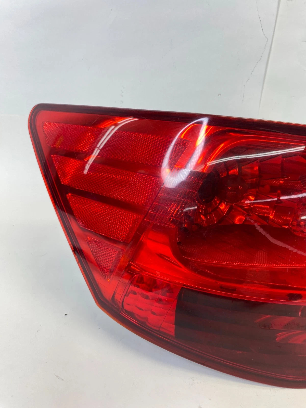 2010-2013 KIA FORTE SEDAN REAR LEFT DRIVER QUARTER PANEL MOUNTED TAILLIGHT LIGHT