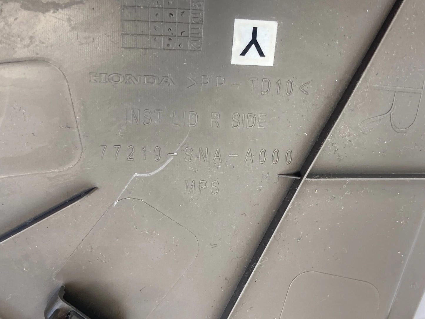 06-10 HONDA CIVIC RIGHT PASSENGER SIDE DASH END CAP BEZEL TRIM 77210-SNA-A000