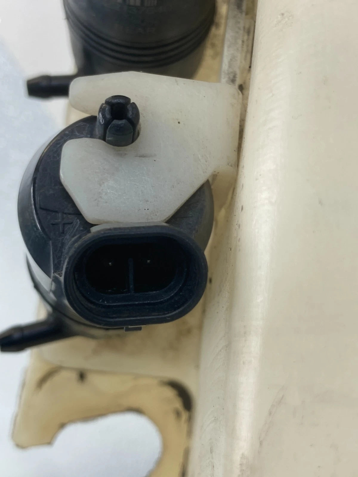 2002-2009 CHEVROLET TRAILBLAZER WINDSHIELD WIPER WASHER FLUID RESERVOIR W/ CAP