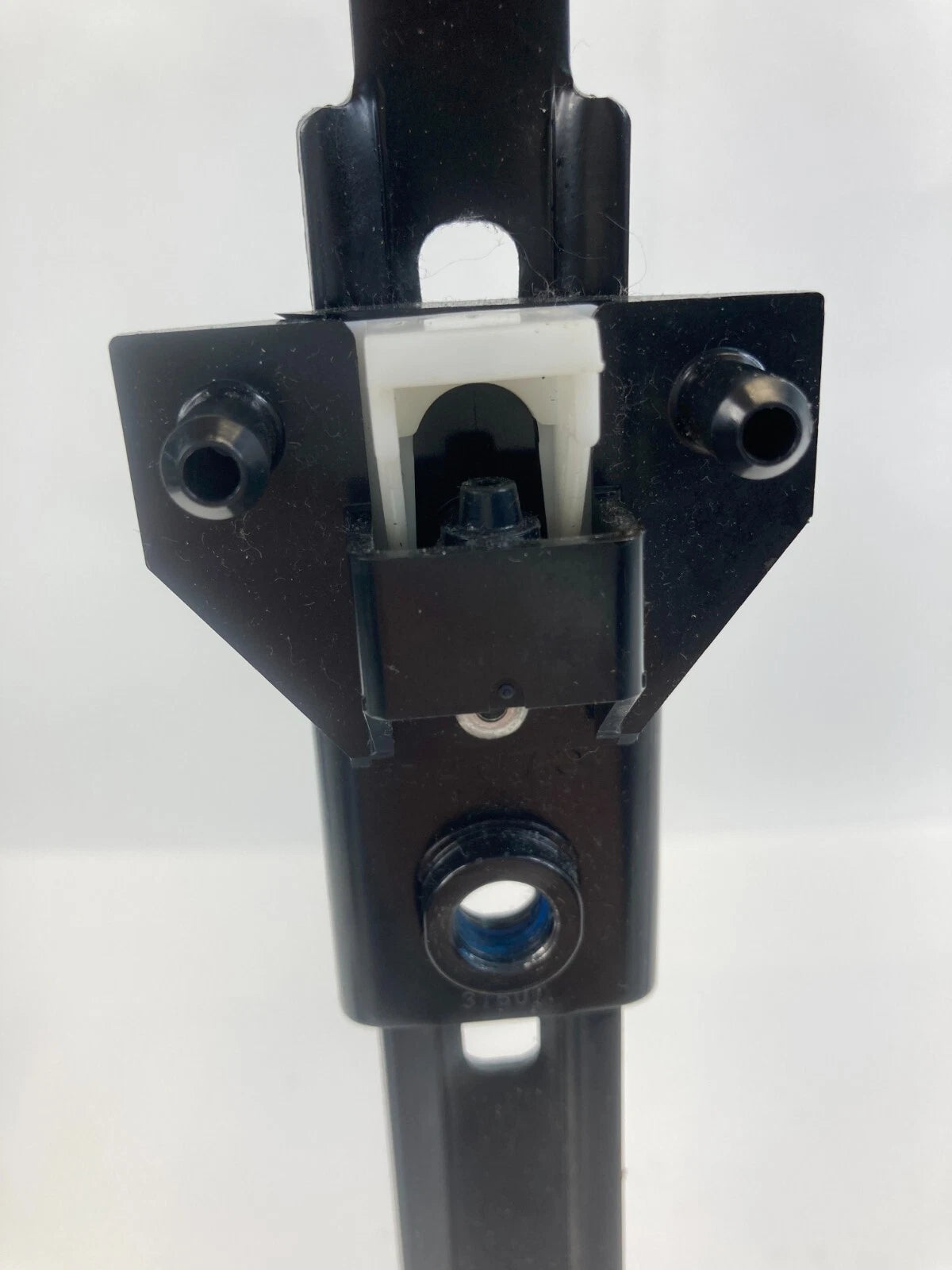 2005-2010 KIA SPORTAGE FRONT LEFT DRIVER SEAT BELT HEIGHT ADJUSTER OEM