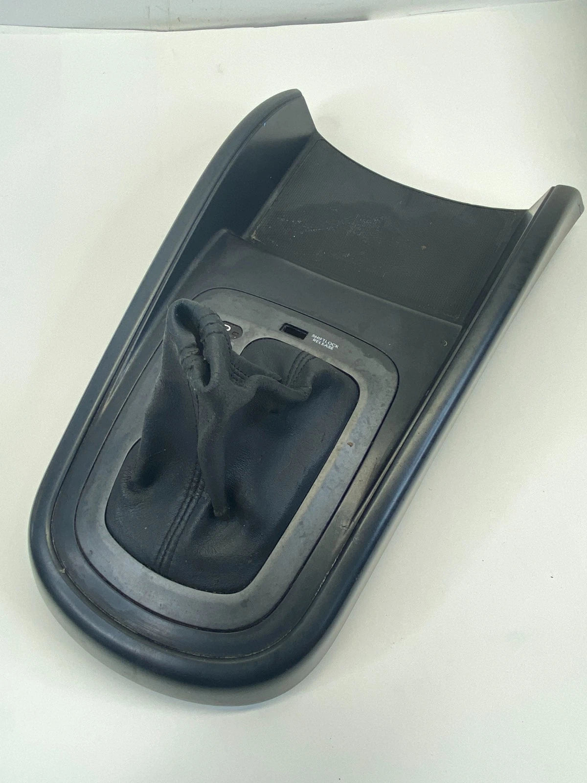 10 11 KIA SOUL AUTOMATIC GEAR SHIFTER BEZEL CENTER CONSOLE TRIM OEM 84651-2K510