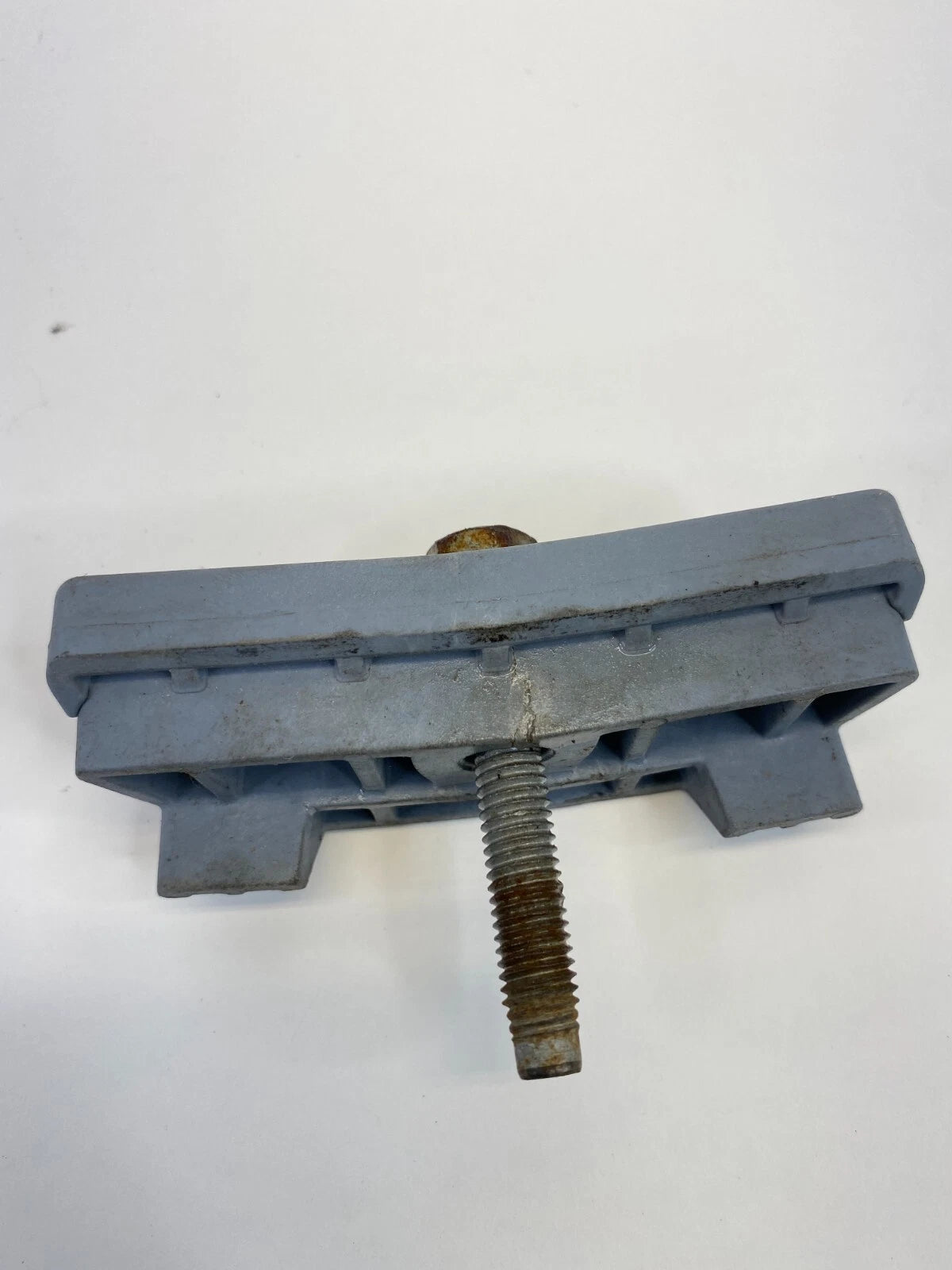2013-2015 CHEVROLET MALIBU BATTERY HOLD DOWN RETAINER FRONT OEM FACTORY 09115187