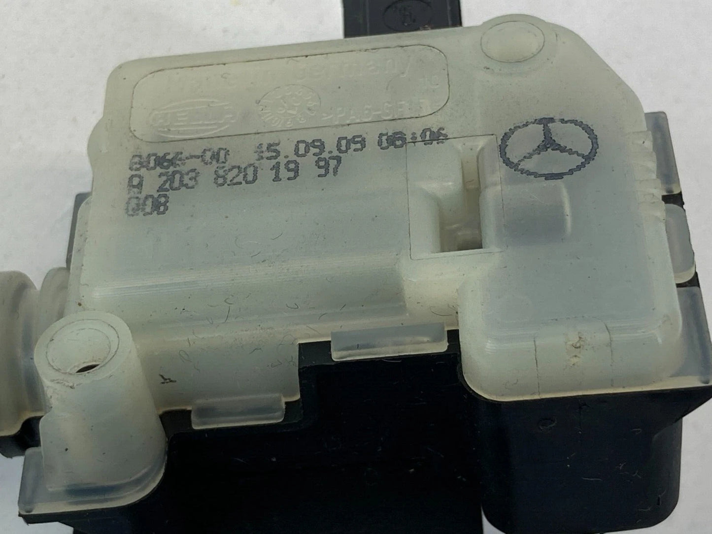 2003-2009 MERCEDES-BENZ E320 FUEL FILLER DOOR LOCK ACTUATOR BRACKET 2038201997