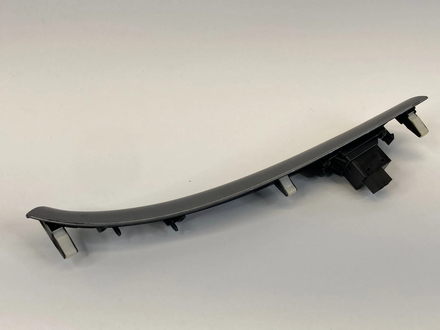 09 10 HYUNDAI SONATA CENTER CONSOLE RIGHT SIDE HEATED SEAT SWITCH W/ BEZEL OEM