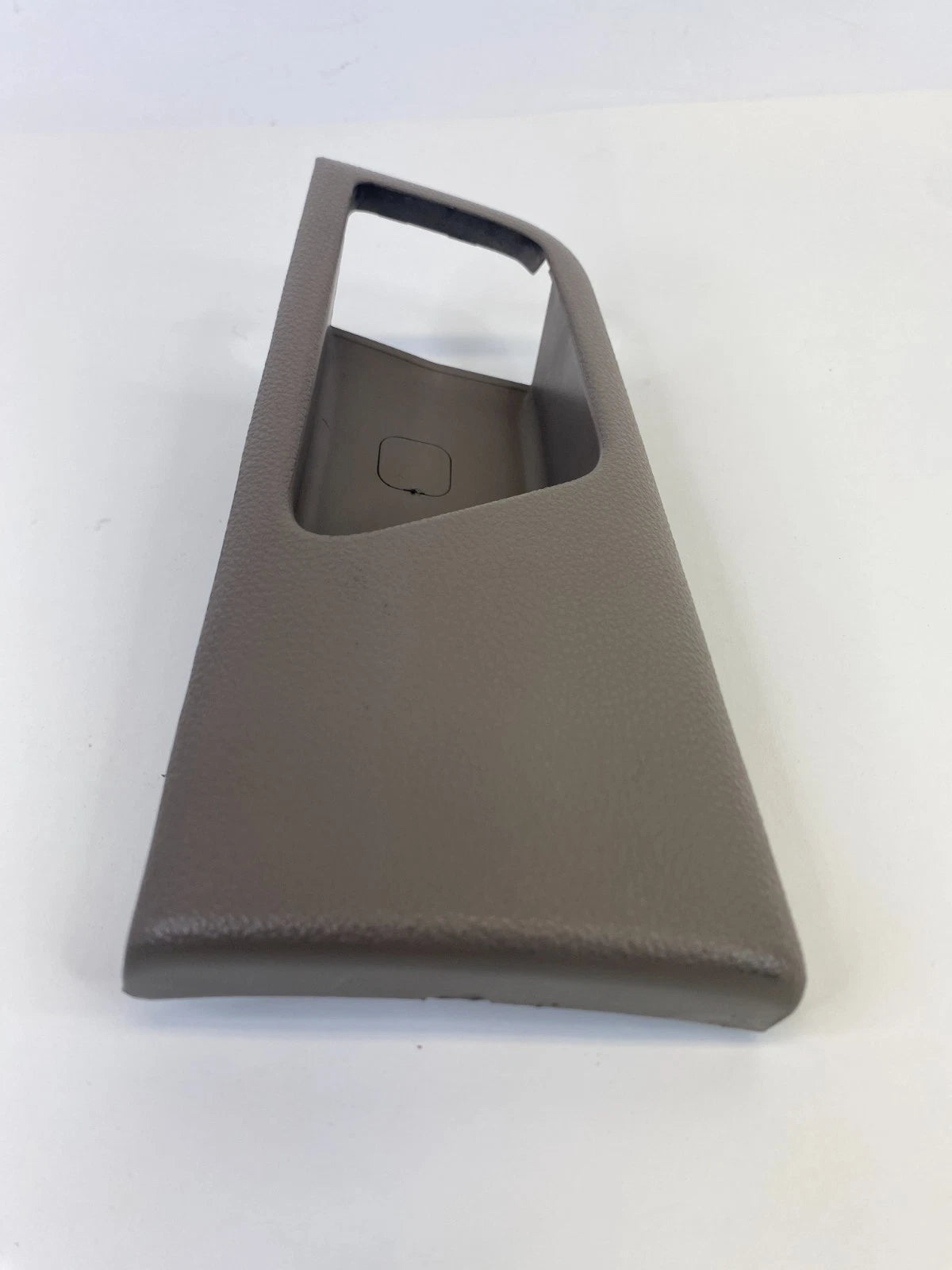 2005-2010 KIA SPORTAGE REAR RIGHT INSIDE DOOR HANDLE TRIM BEZEL 836211F000 OEM