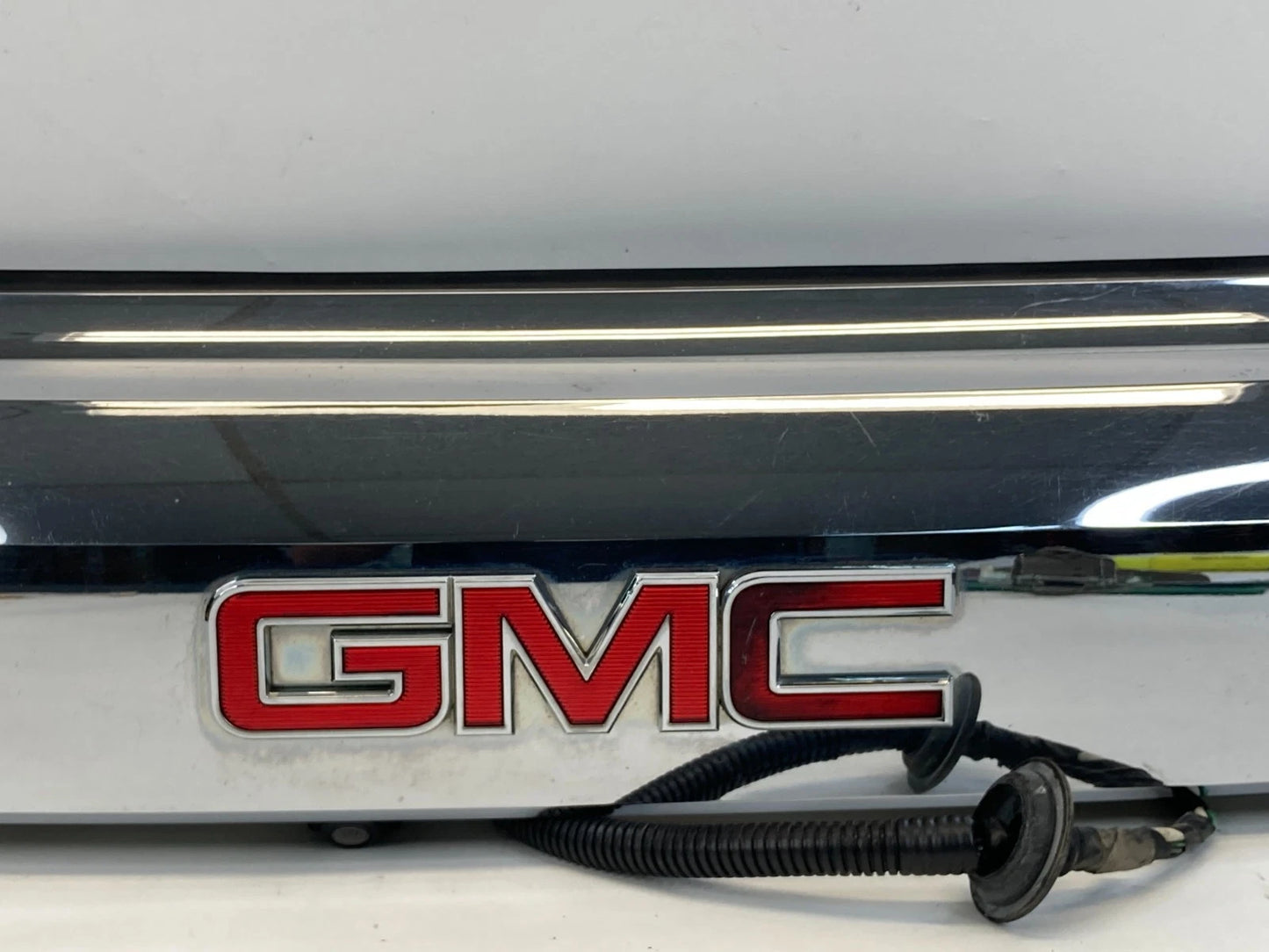 2010-2015 GMC TERRAIN TRUNK LID GARNISH LICENSE PLATE MOLDING BEZEL W/ CAMERA