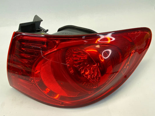 2007-2010 HYUNDAI ELANTRA SEDAN RIGHT SIDE OUTER TAILLIGHT TAIL LAMP ASSY OEM