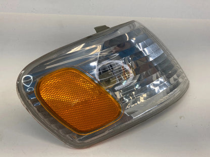 2001 2002 TOYOTA COROLLA RIGHT PASSENGER CORNER PARK TURN SIGNAL LIGHT LAMP