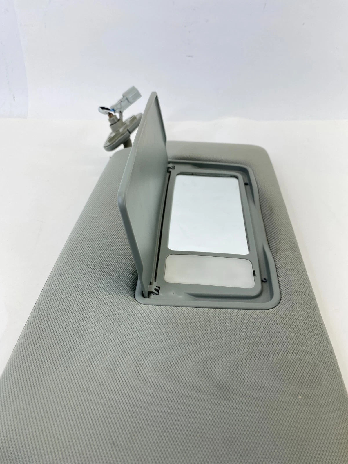 2005-2010 HONDA ODYSSEY PASSENGER RIGHT SIDE SUN VISOR SUNVISOR SHADE OEM