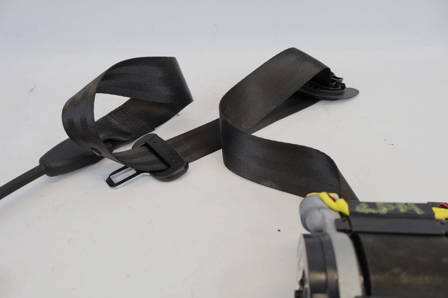 2012-2015 VOLKSWAGEN PASSAT FRONT RIGHT SEAT BELT RETRACTOR OEM 561857706D