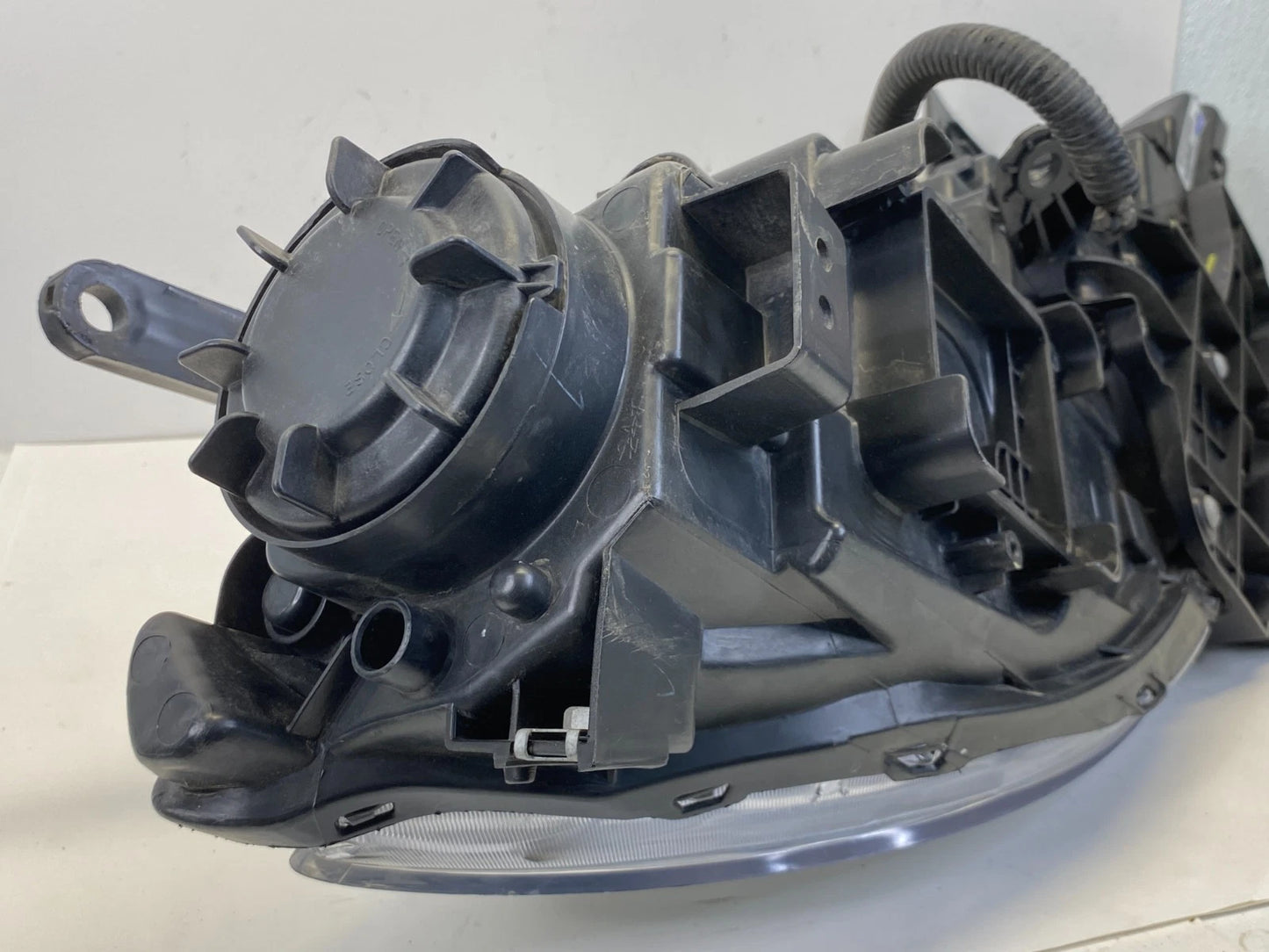 2015-2017 CHRYSLER 200 FRONT LEFT DRIVER HEADLIGHT HEADLAMP HALOGEN