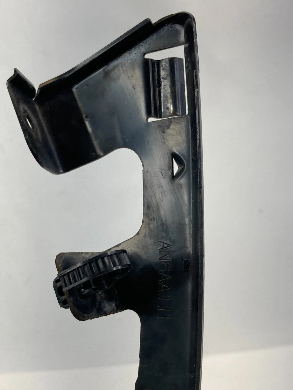07-10 HYUNDAI ELANTRA FRONT LEFT BUMPER COVER UPPER RETAINER BRACKET MOUNTING