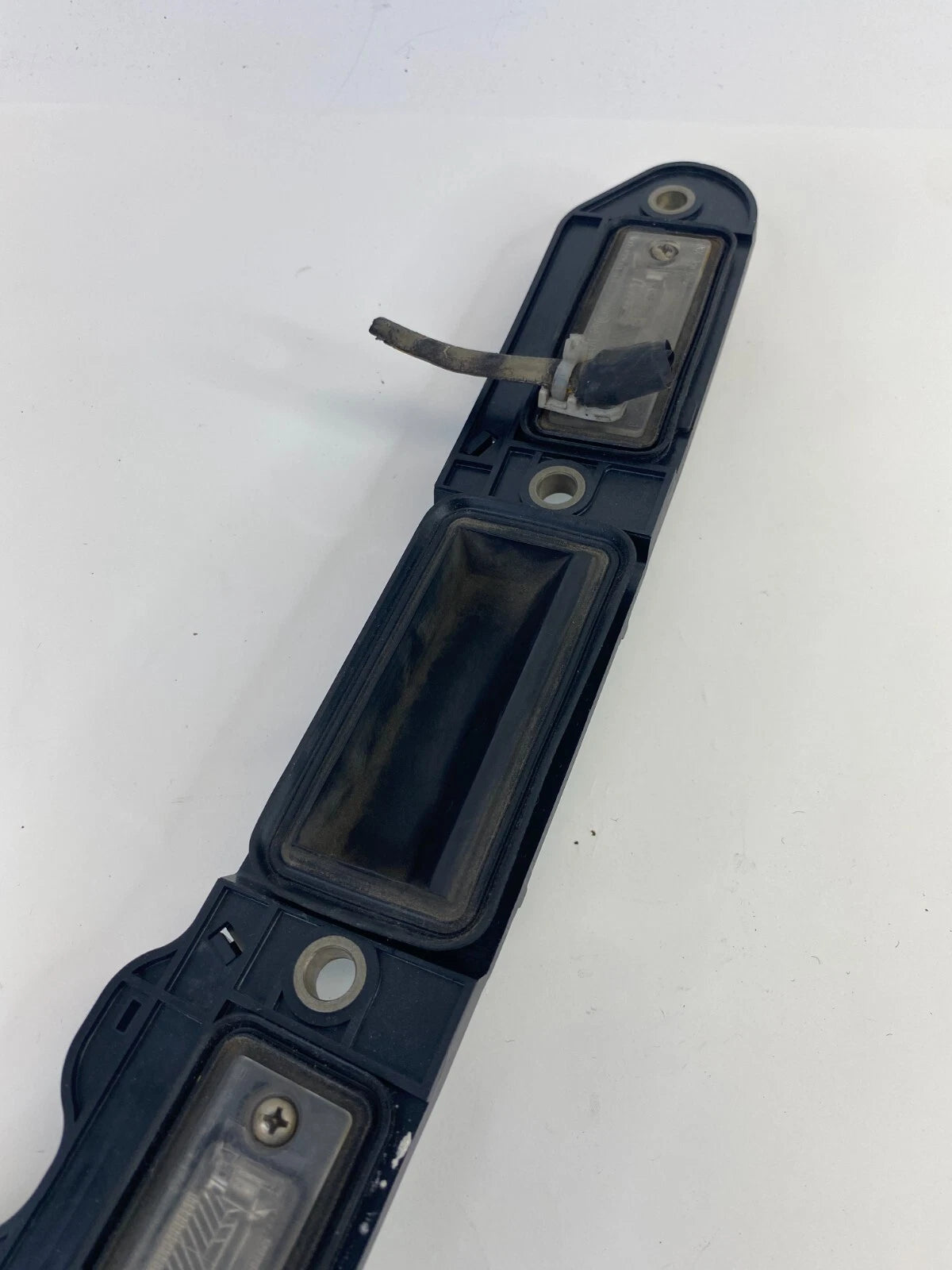 2005-2010 VOLKSWAGEN JETTA REAR LICENSE PLATE LIGHT LAMP OPENER HANDLE COVER OEM