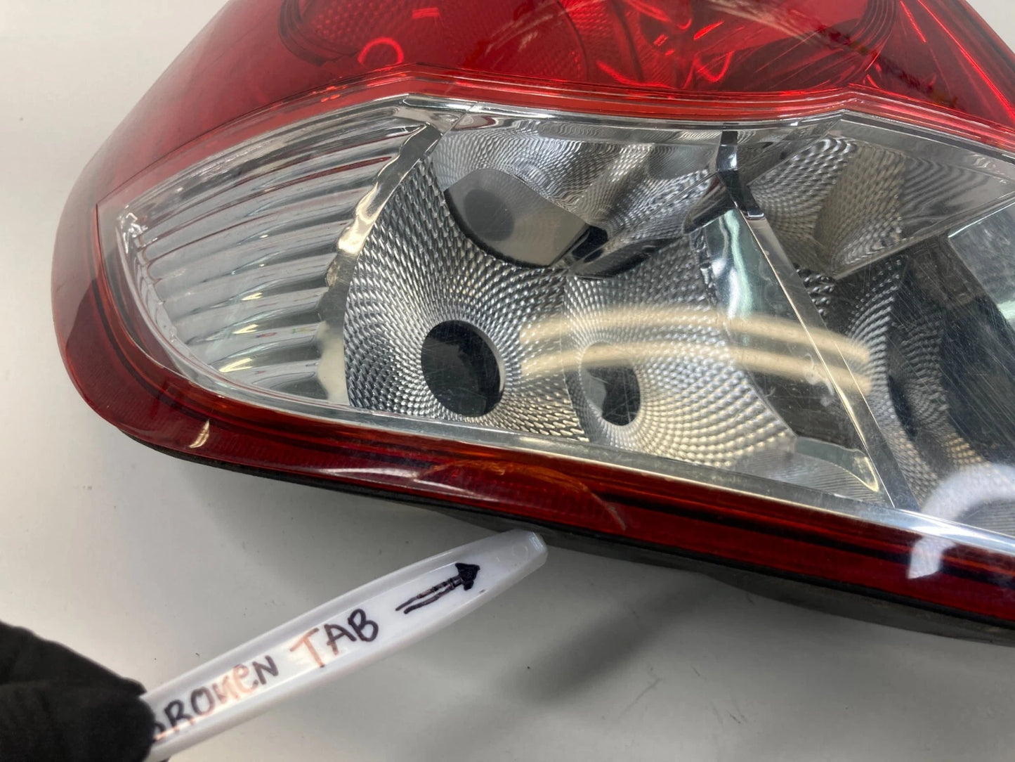 2008-2010 SATURN VUE REAR LEFT QUARTER PANNEL MOUNTED TAIL LIGHT TAILLIGHT OEM