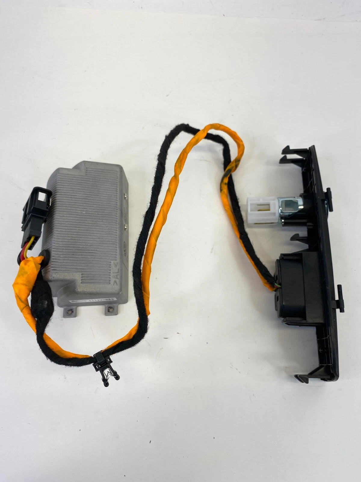 2011-2017 VW TOUAREG 115V AC POWER INVERTER MODULE WITH HARNESS PANEL OEM