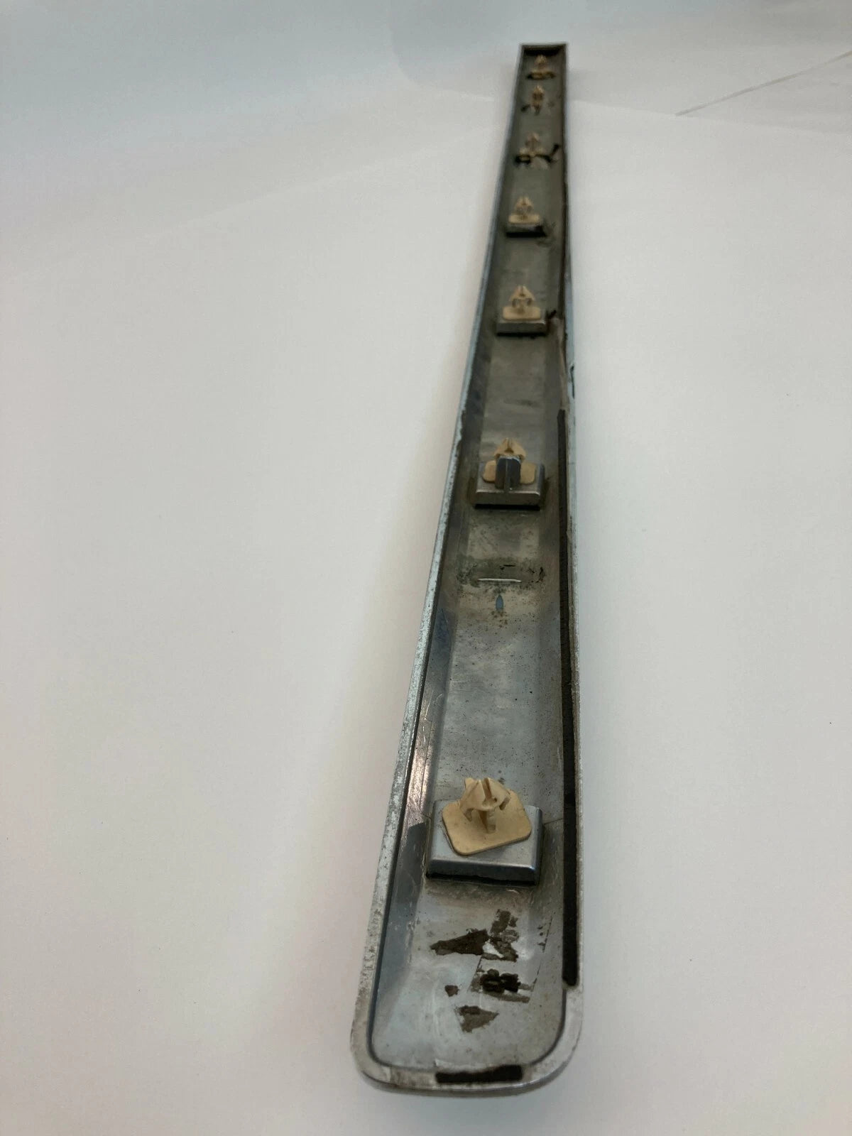 06 07 JEEP GRAND CHEROKEE FRONT RH PASSENGER DOOR LOWER MOLDING 04806274AA OEM