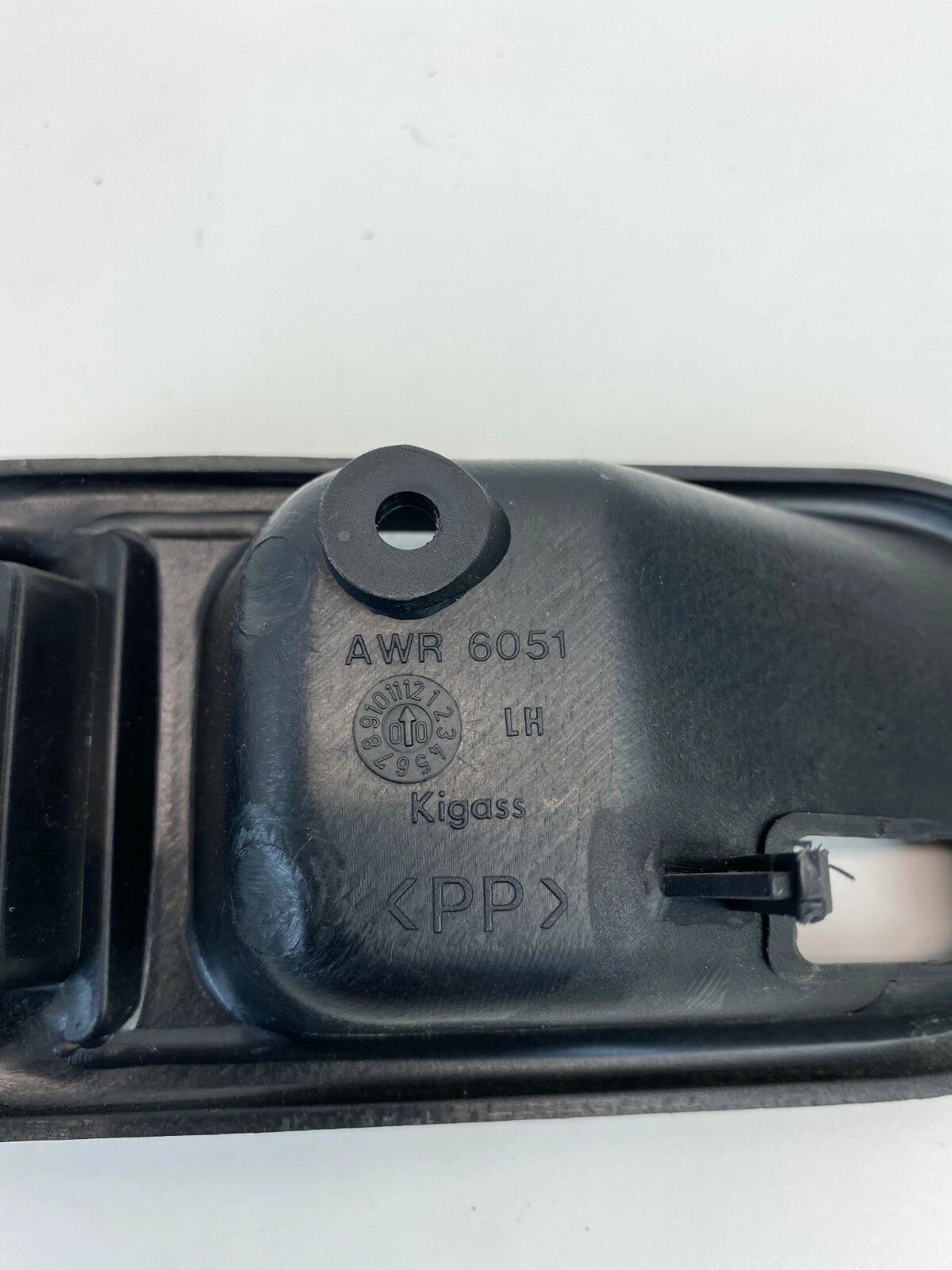 03 04 LAND ROVER DISCOVERY REAR LEFT SIDE INNER DOOR HANDLE BEZEL W/ SWITCH