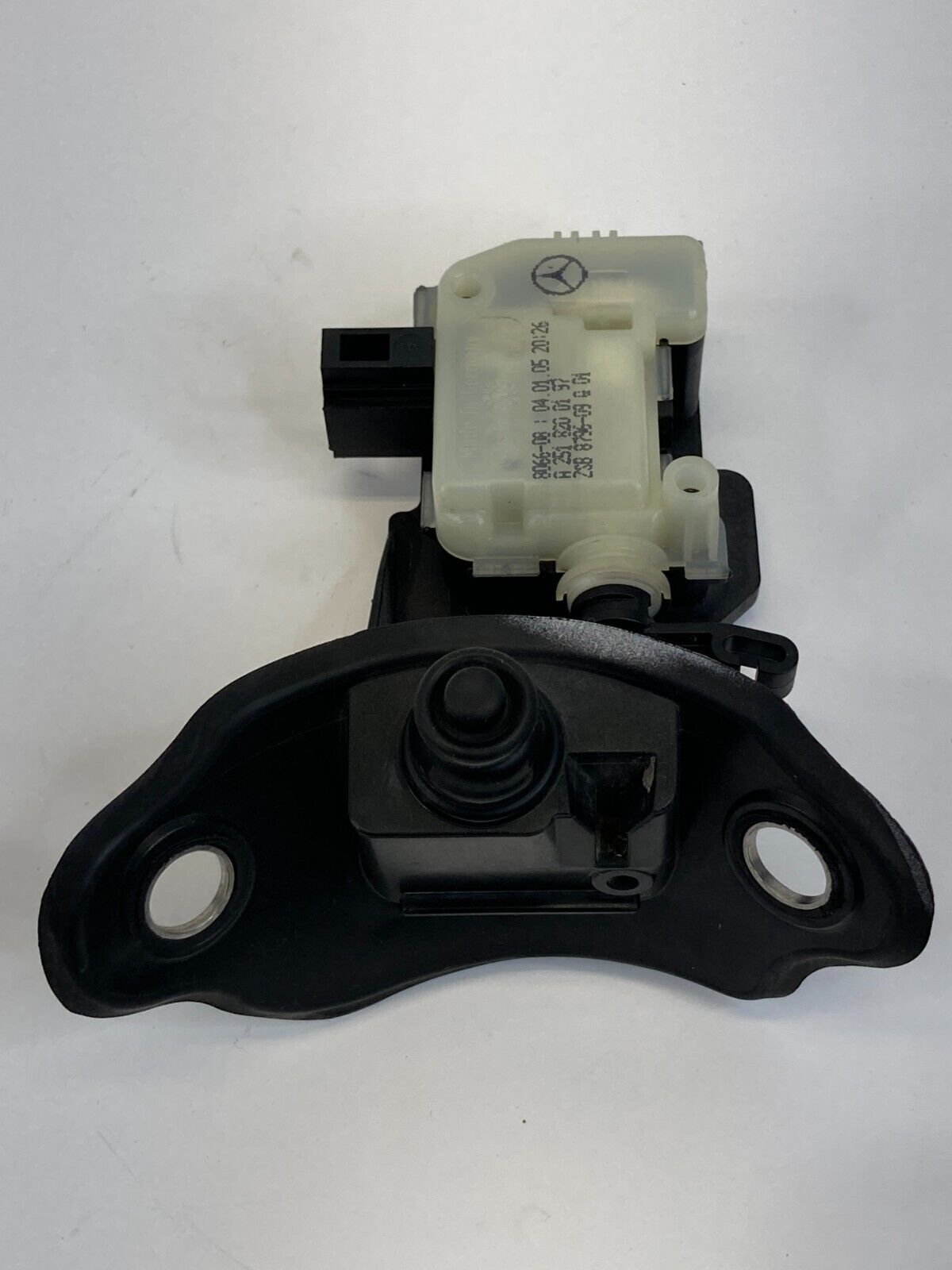 2006-2011 Mercesdes-Benz CLS500 Fuel Release Locking Motor Actuator 2518200197