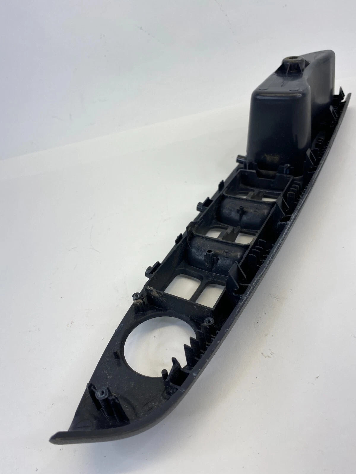 2006-2010 HYUNDAI ACCENT SEDAN FRONT LEFT MASTER WINDOW SWITCH BEZEL 82710-1E050