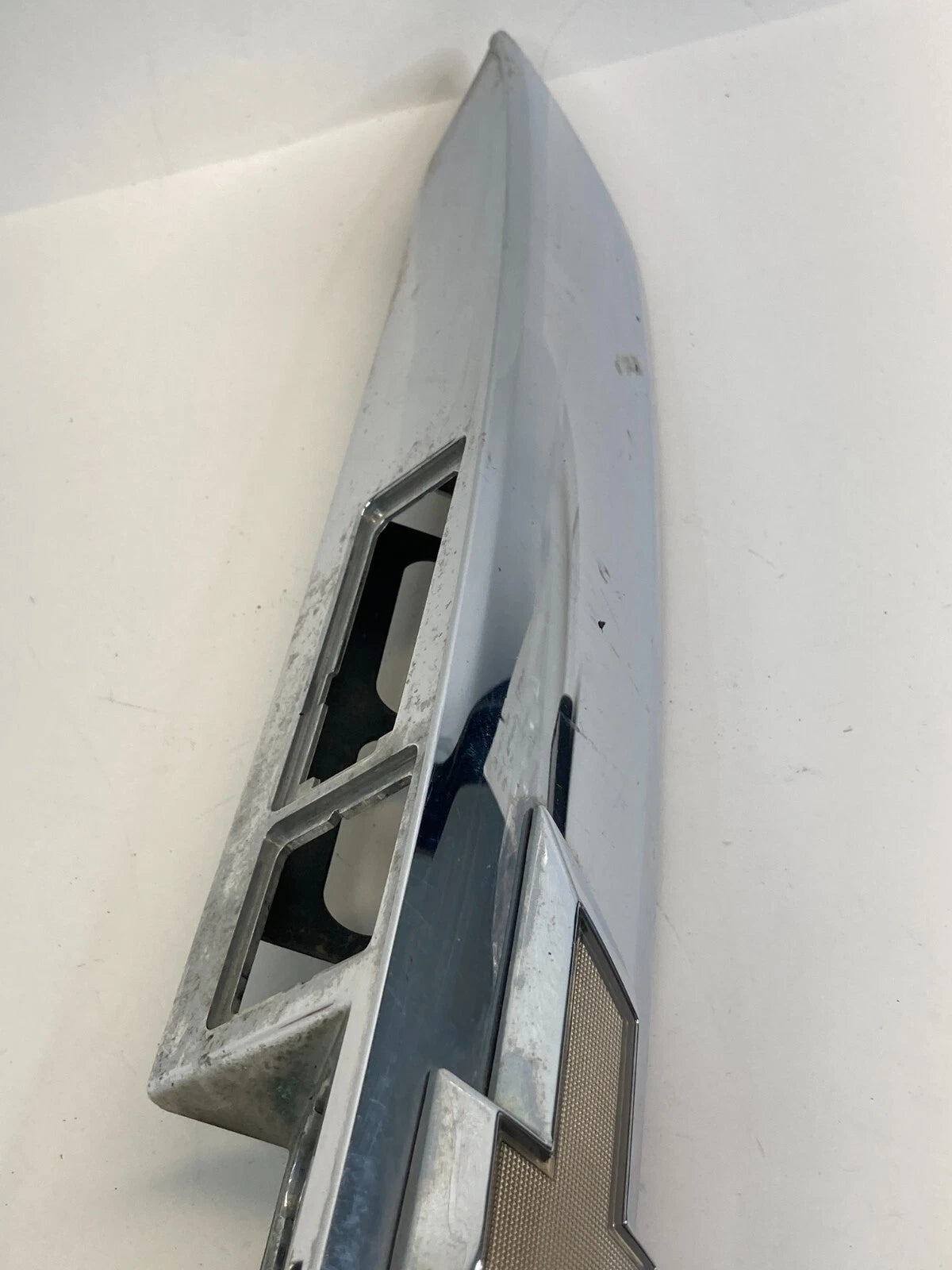 10-15 CHEVROLET EQUINOX LIFTGATE DECK LID CENTER APPLIQUE CHROME 23188127 OEM