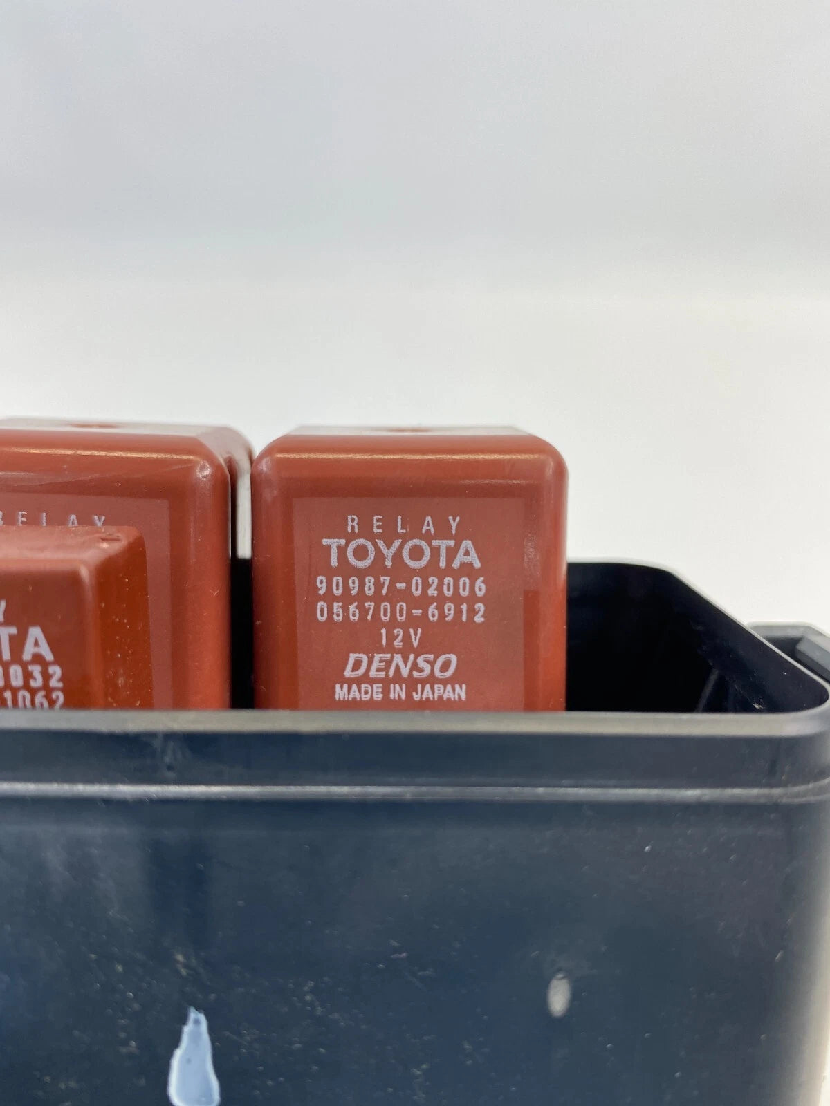 2000-2004 TOYOTA AVALON SMALL ENGINE BAY FUSE RELAY BLOCK BOX UNIT OEM FACTORY